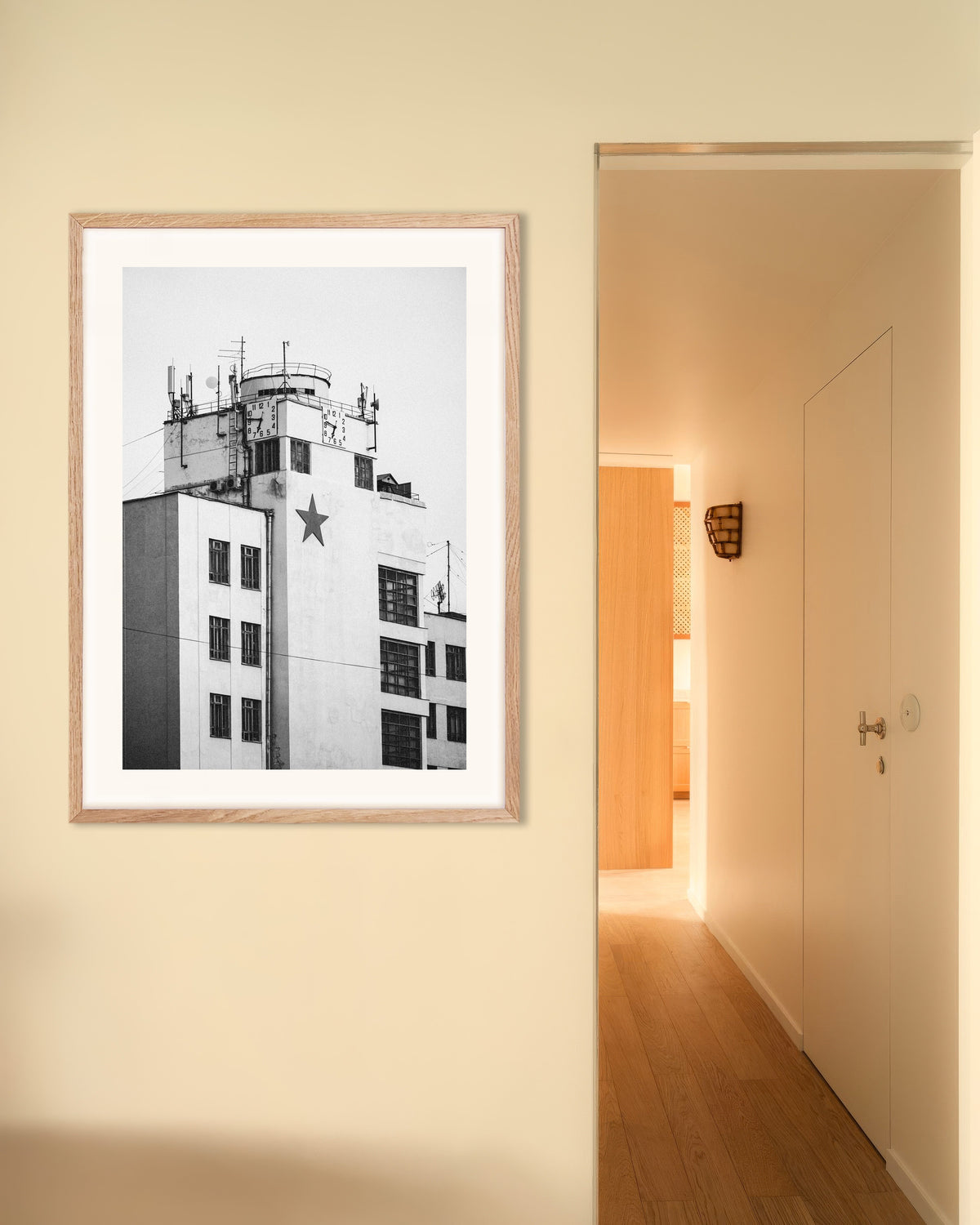 Poster «Torre do Relógio com uma Estrela», com moldura de madeira natural