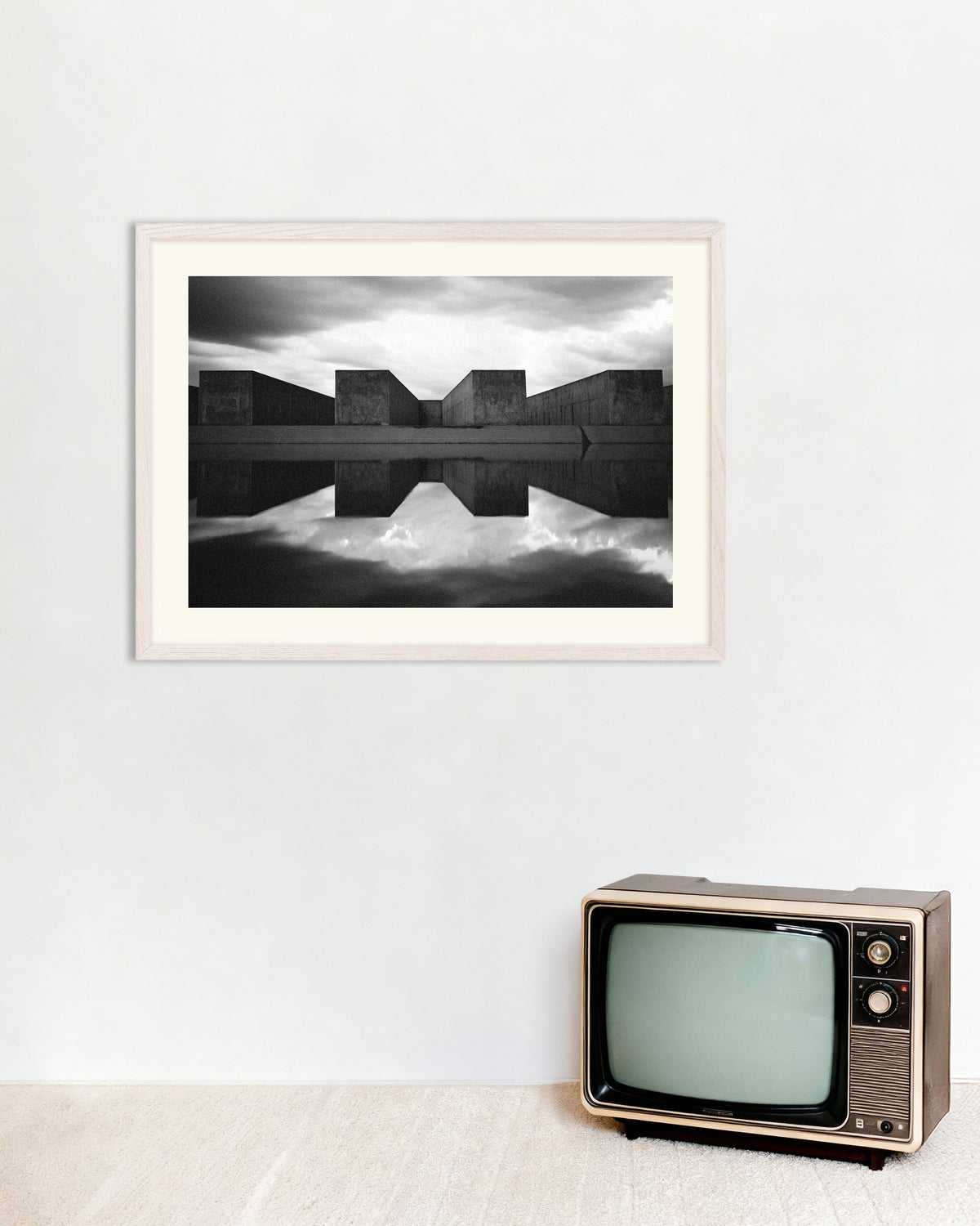Poster «Blocos de betão refletidos na água», com moldura de madeira branca