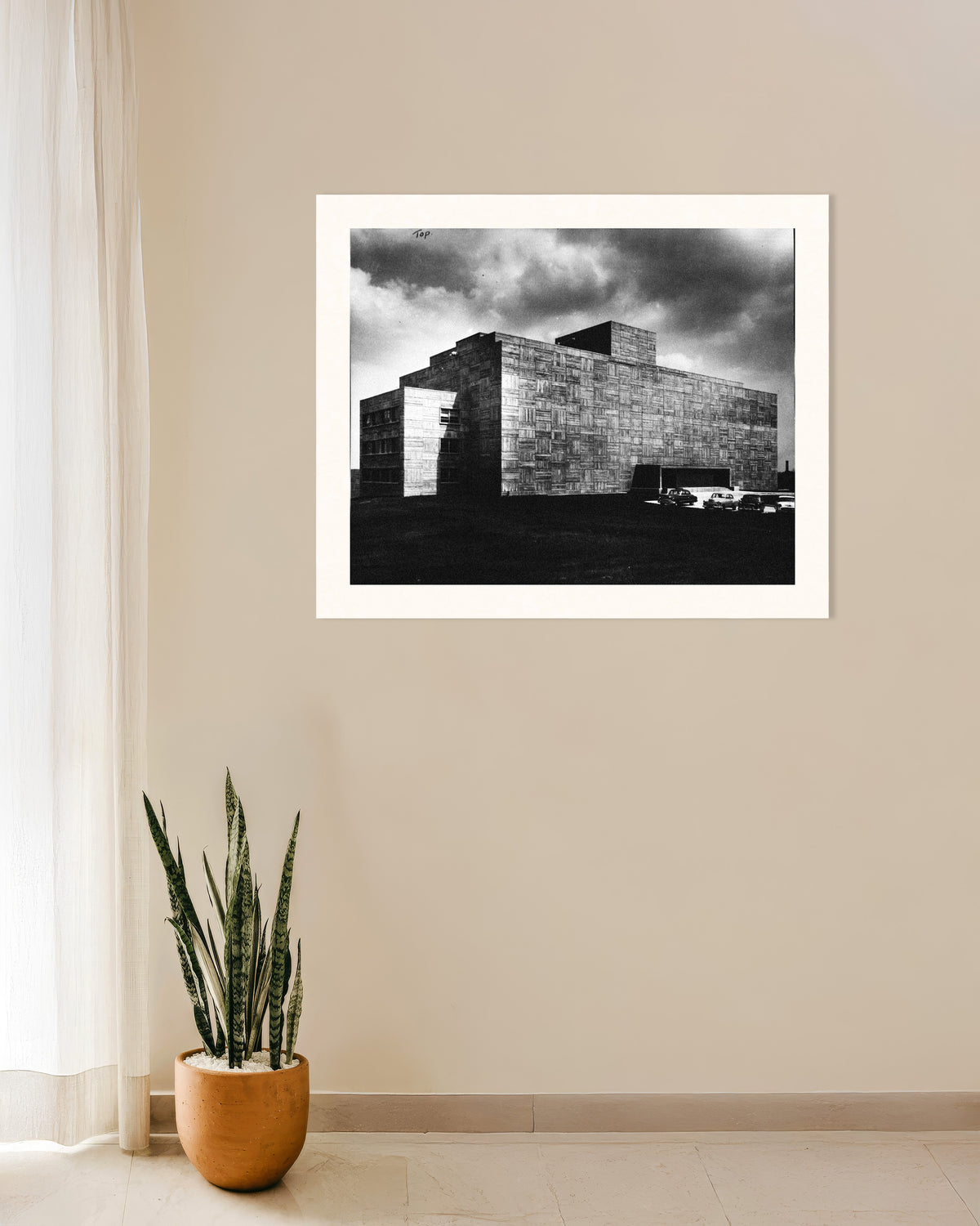 Poster «Edifício de betão sob uma tempestade»