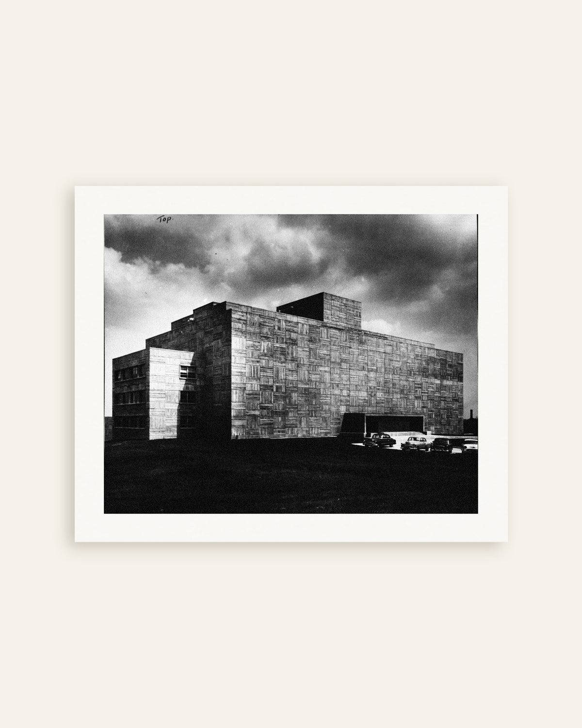 Poster «Edifício de betão sob uma tempestade», em miniatura