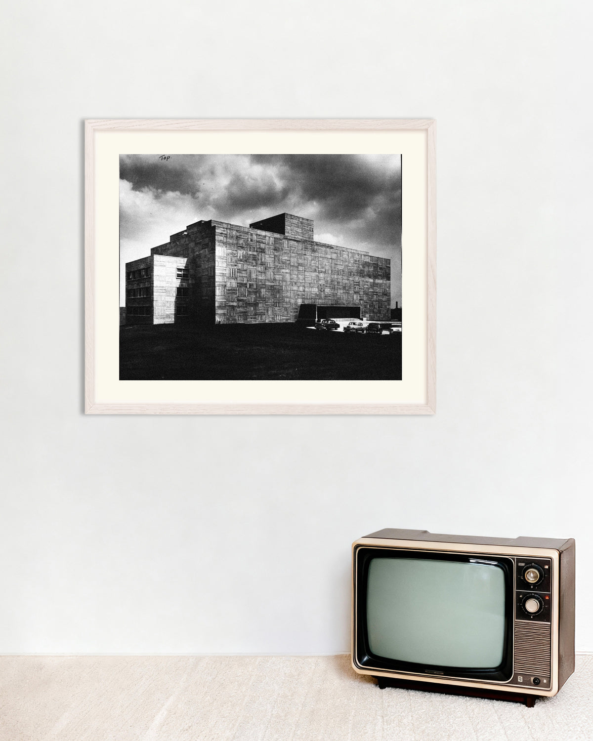 Poster «Edifício de betão sob uma tempestade», com moldura de madeira branca
