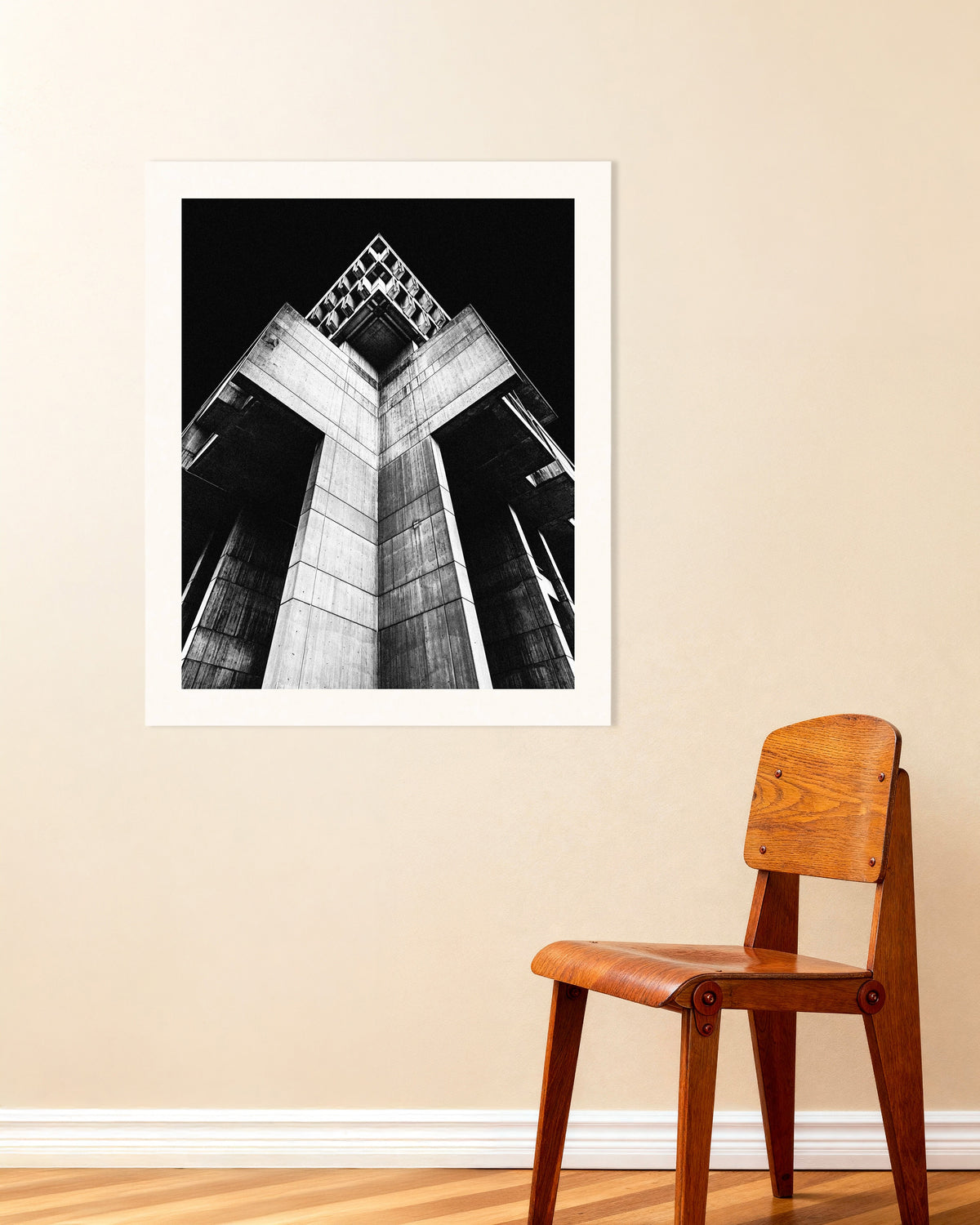 Poster «Torre cruciforme de betão à noite»
