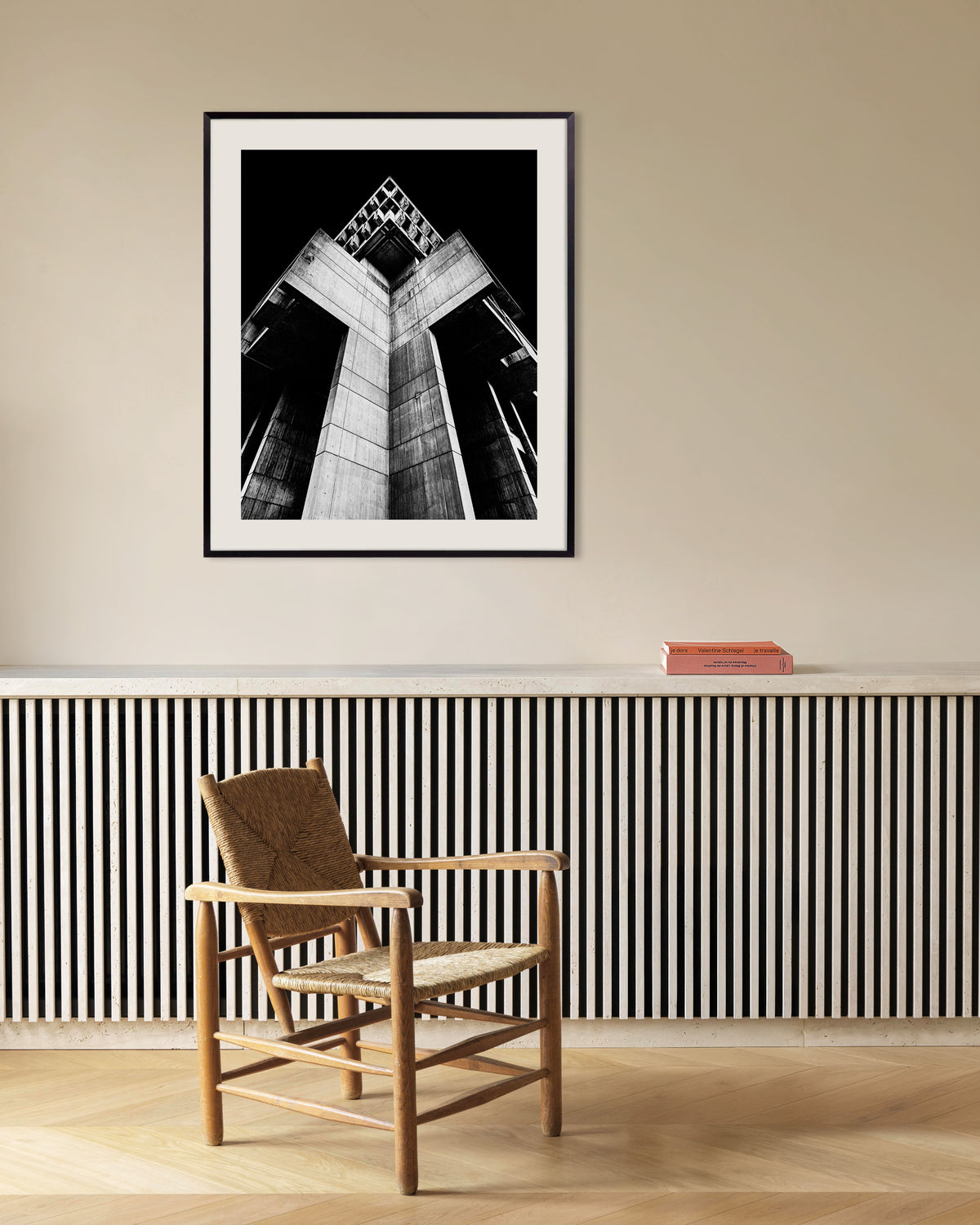 Poster «Torre cruciforme de betão à noite», com moldura metálica
