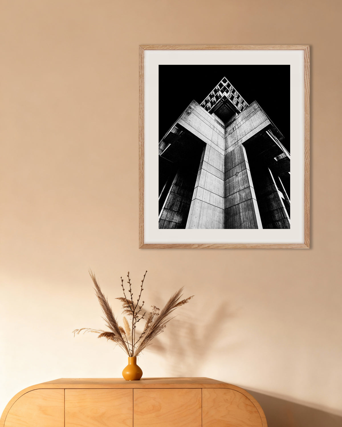 Poster «Torre cruciforme de betão à noite», com moldura de madeira natural