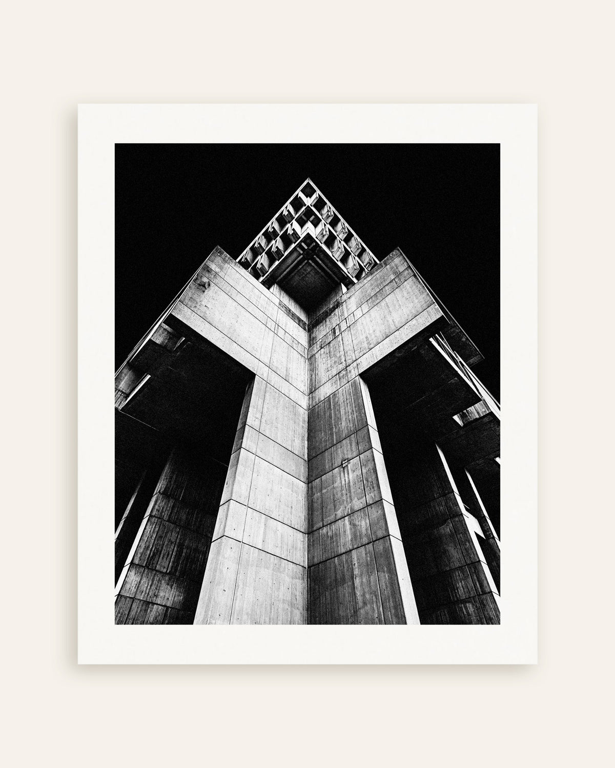 Poster «Torre cruciforme de betão à noite», em miniatura