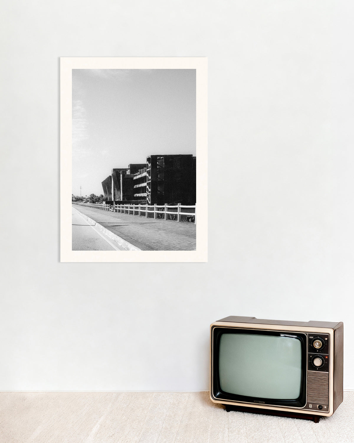 Poster «Ruína de betão junto à estrada»