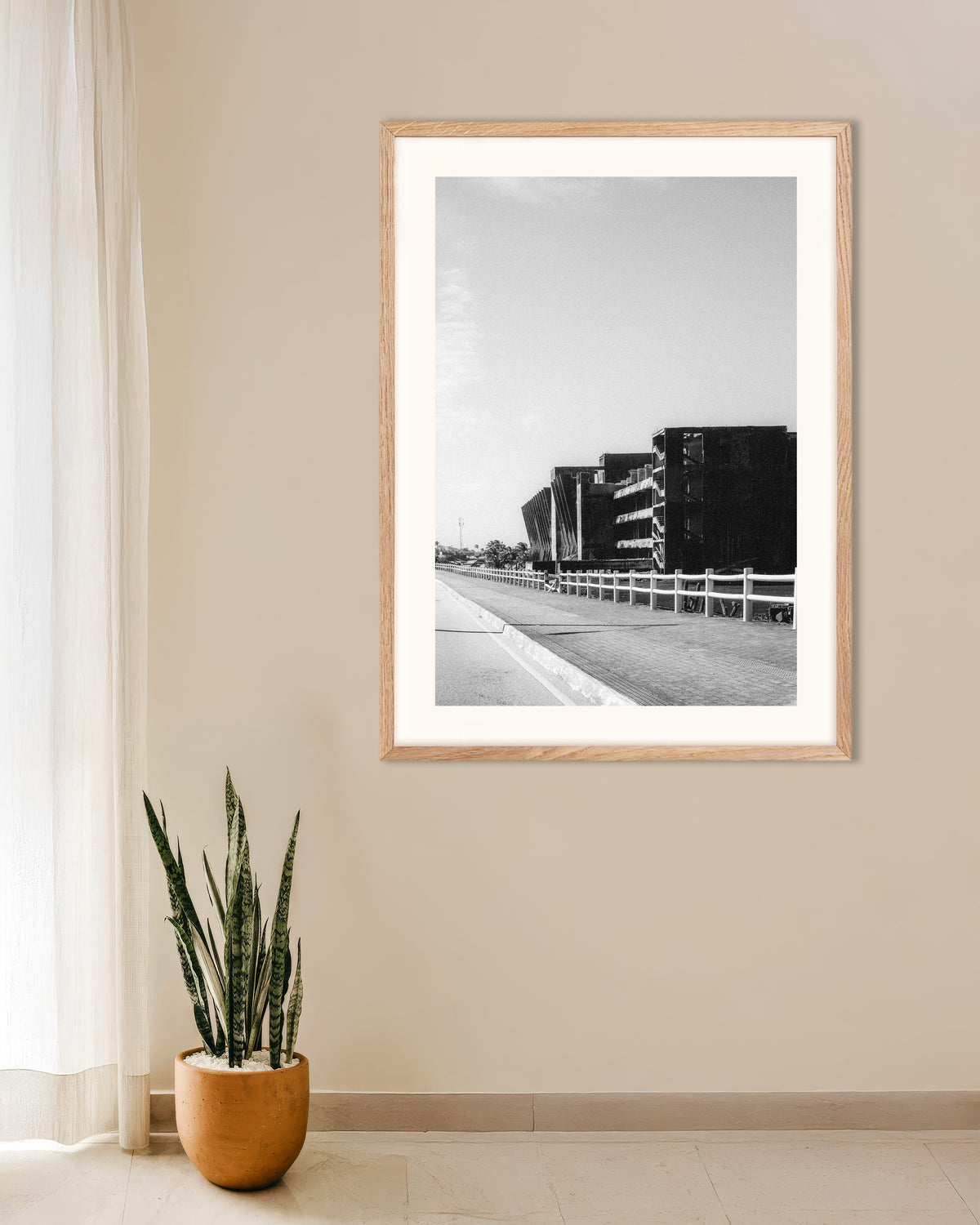 Poster «Ruína de betão junto à estrada», com moldura de madeira natural