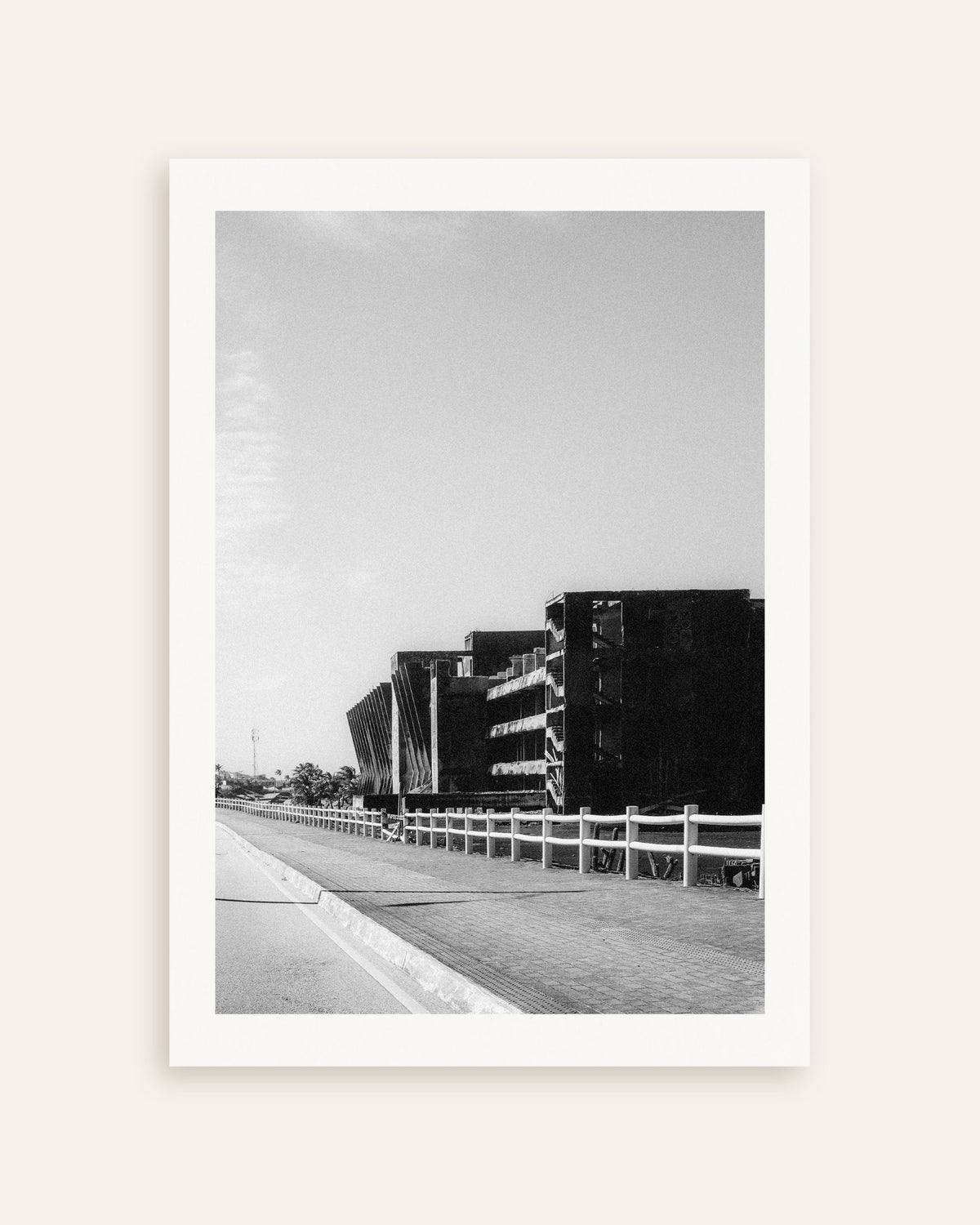 Poster «Ruína de betão junto à estrada», em miniatura
