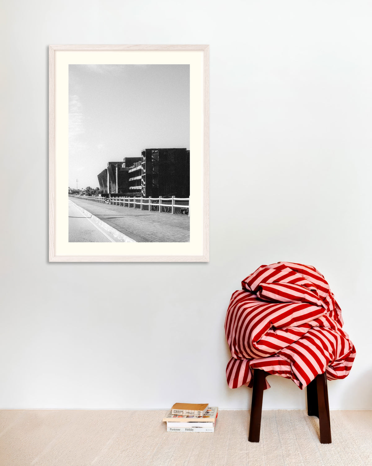 Poster «Ruína de betão junto à estrada», com moldura de madeira branca