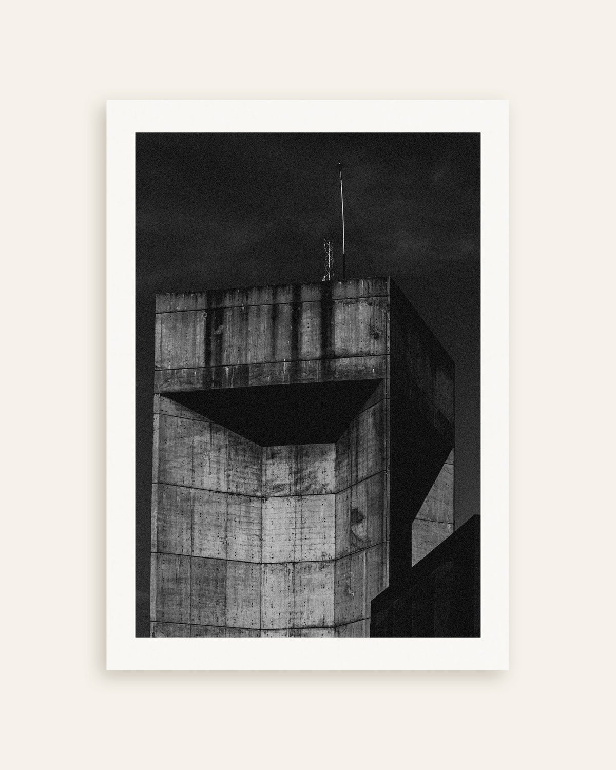 Poster «Topo de uma torre de betão à noite», em miniatura