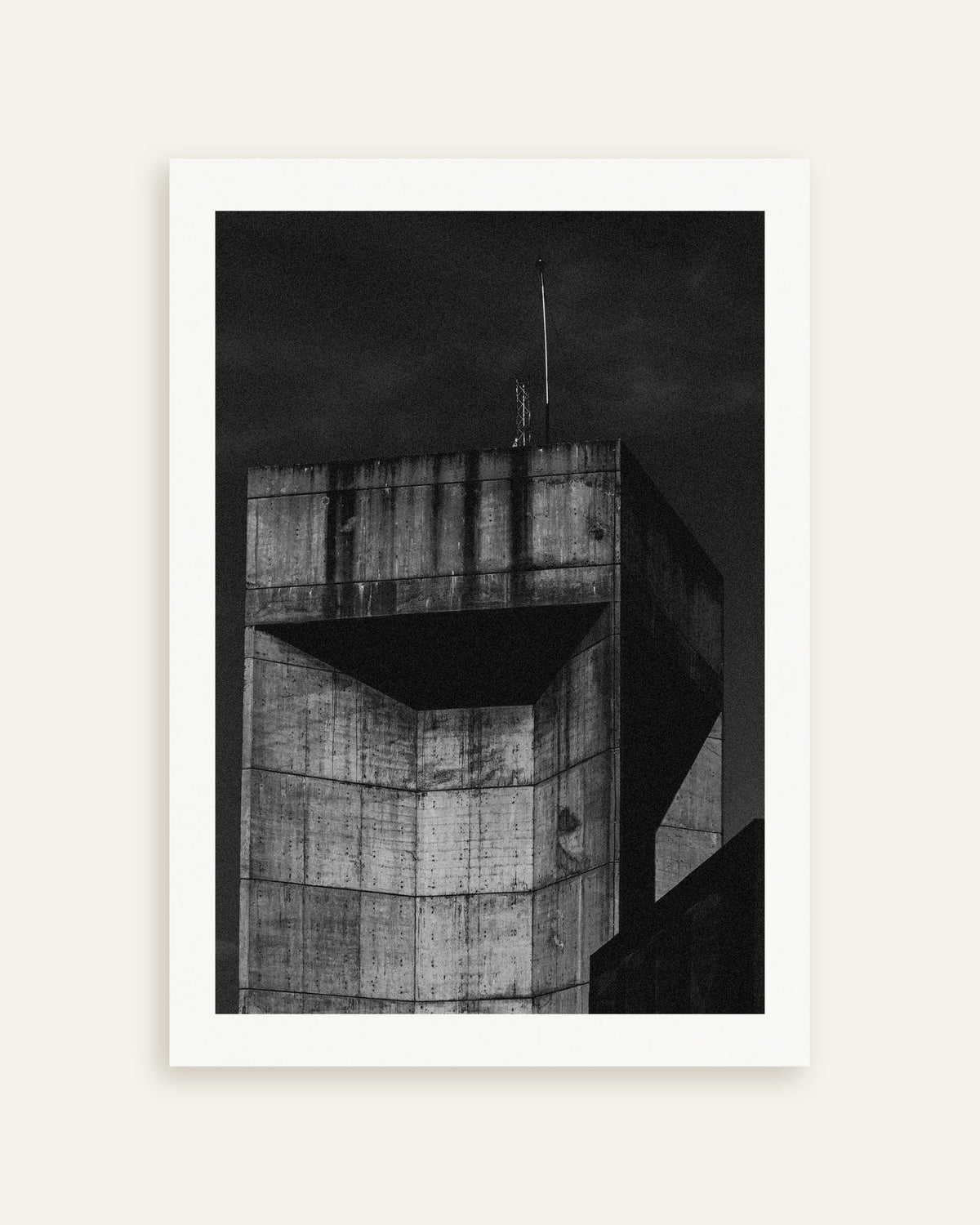 Poster «Topo de uma torre de betão à noite», em miniatura