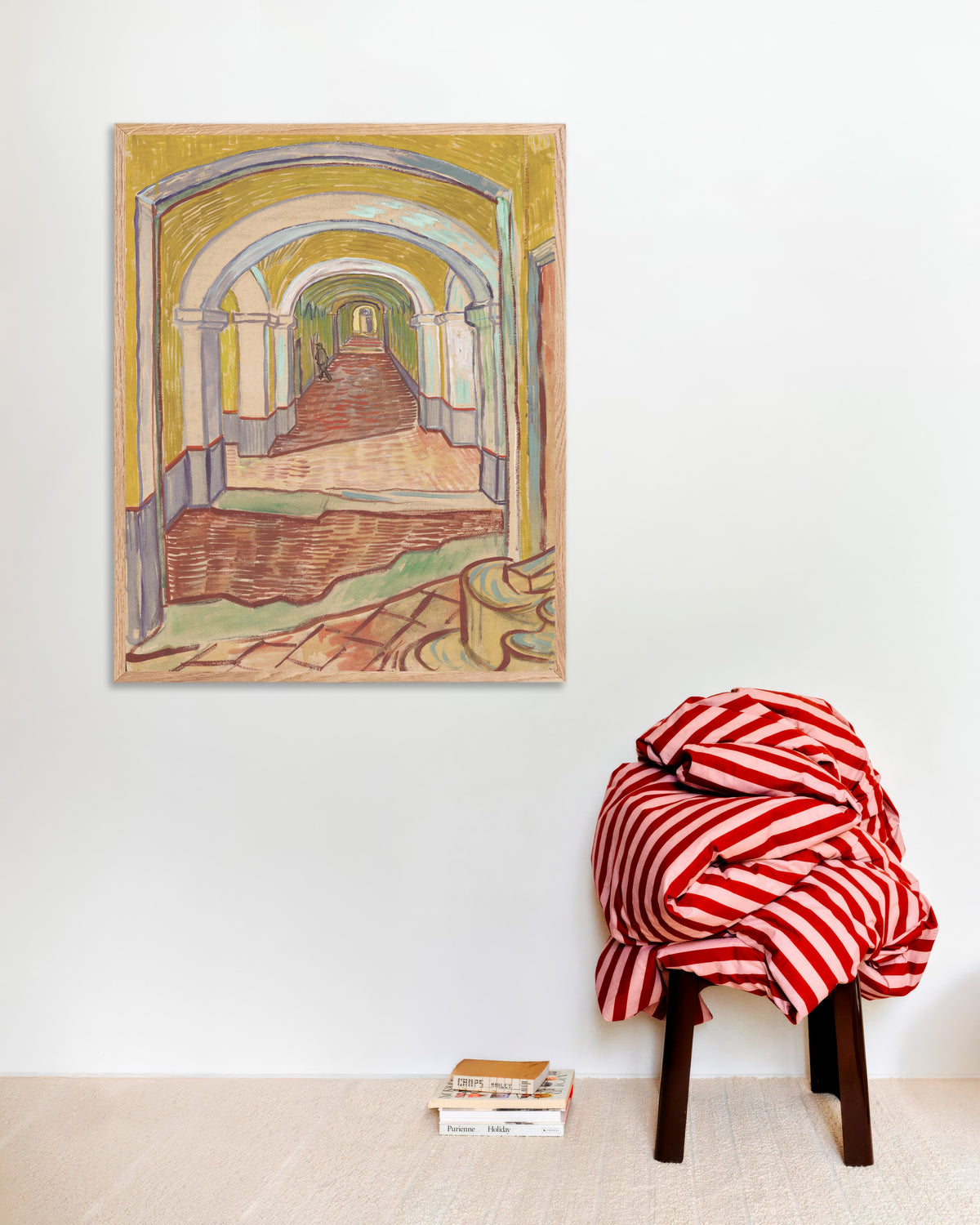 Poster de Corredor no Asilo (1889), de Vincent van Gogh, com moldura de madeira natural