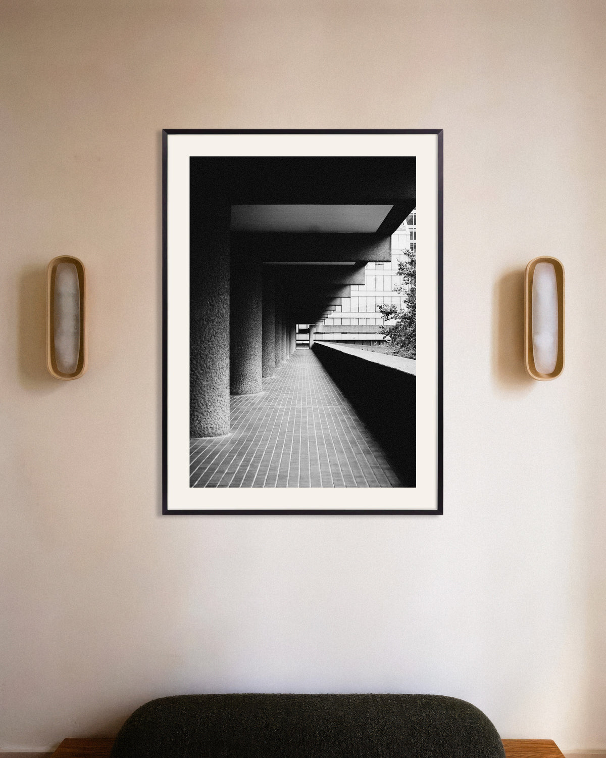 Poster «Galeria Coberta com Colunas Rústicas», com moldura metálica