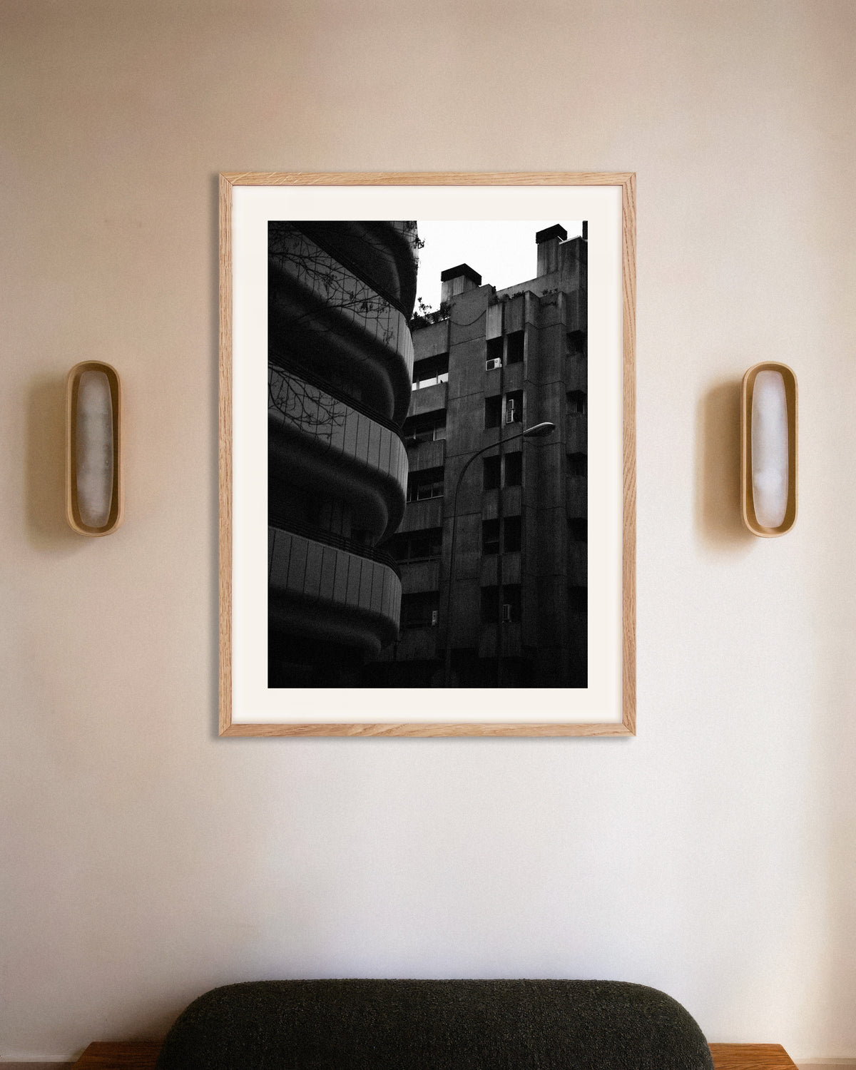 Poster «Fachada Curva e Torre de Betão», com moldura de madeira natural