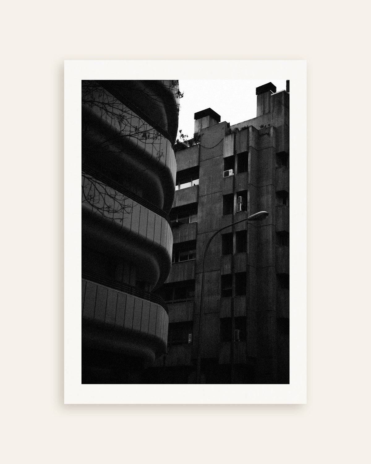 Poster «Fachada Curva e Torre de Betão», em miniatura