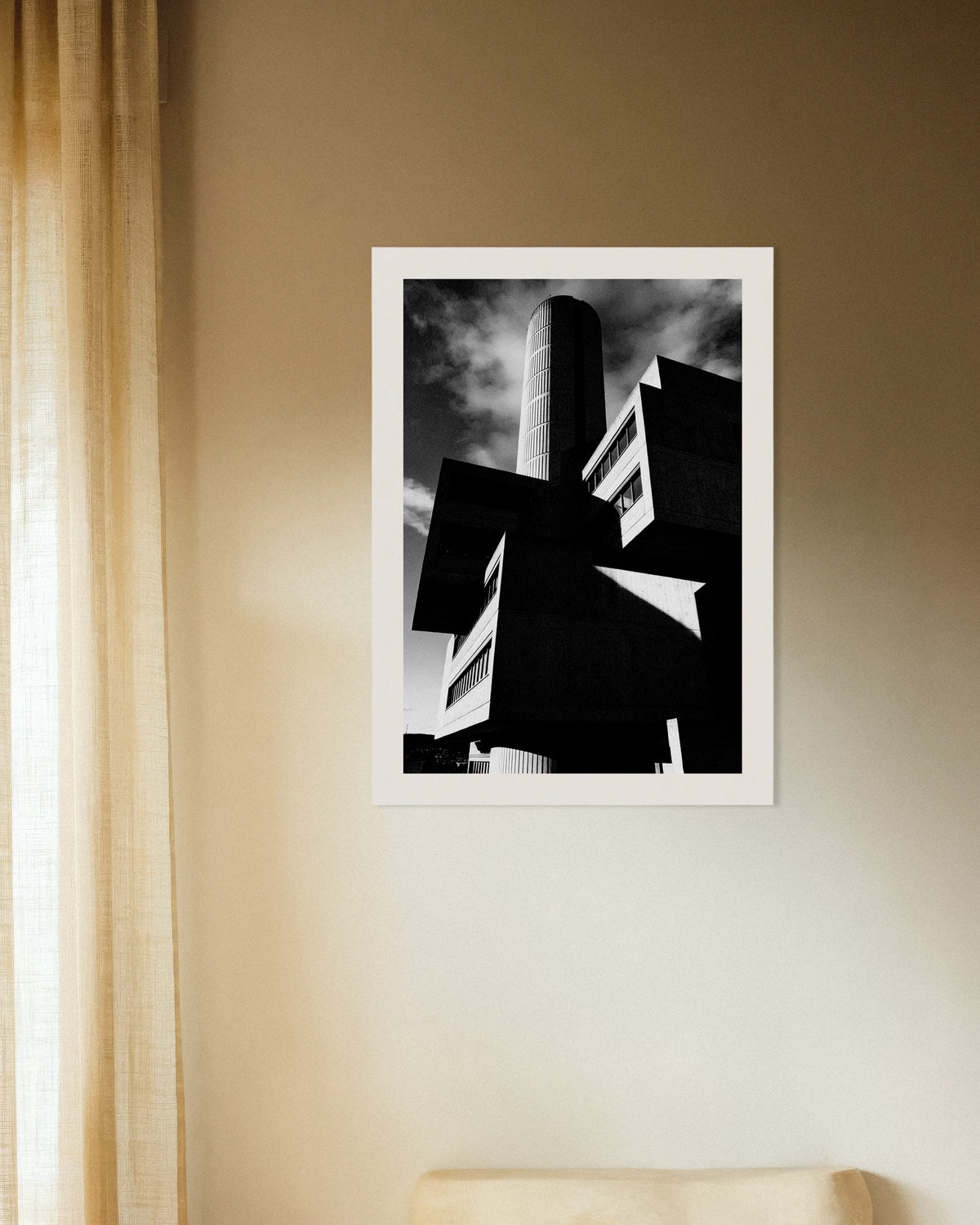 Poster «Torre cilíndrica e blocos flutuantes»