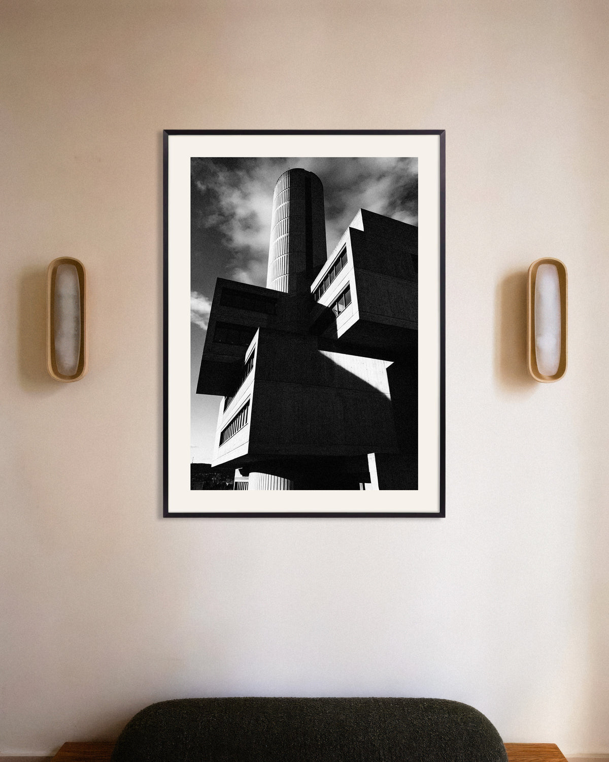Poster «Torre cilíndrica e blocos flutuantes», com moldura metálica
