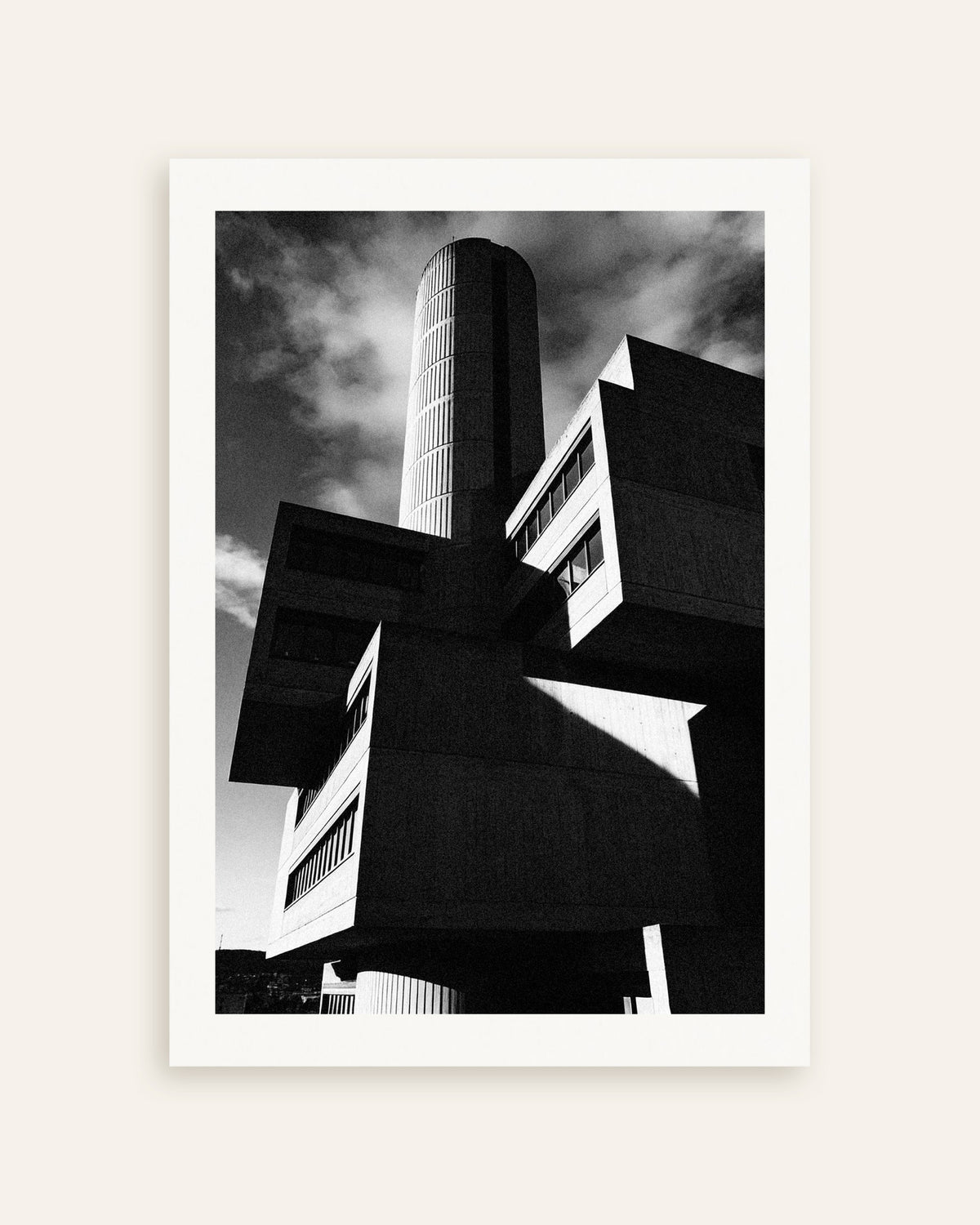 Poster «Torre cilíndrica e blocos flutuantes», em miniatura