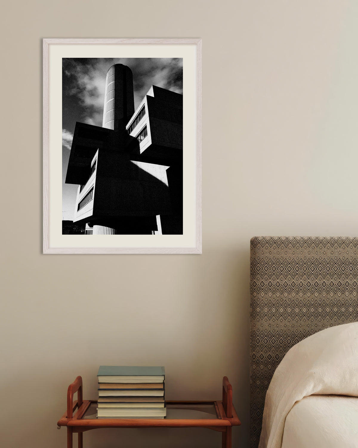 Poster «Torre cilíndrica e blocos flutuantes», com moldura de madeira branca