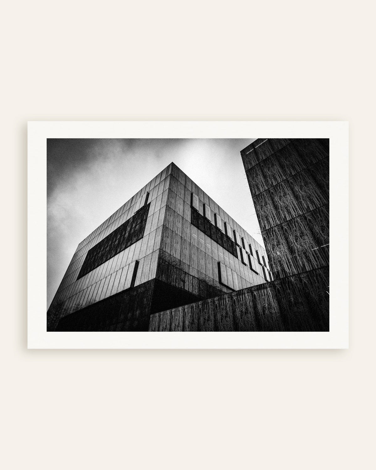 Poster «Caixa de betão escuro sob as nuvens», em miniatura