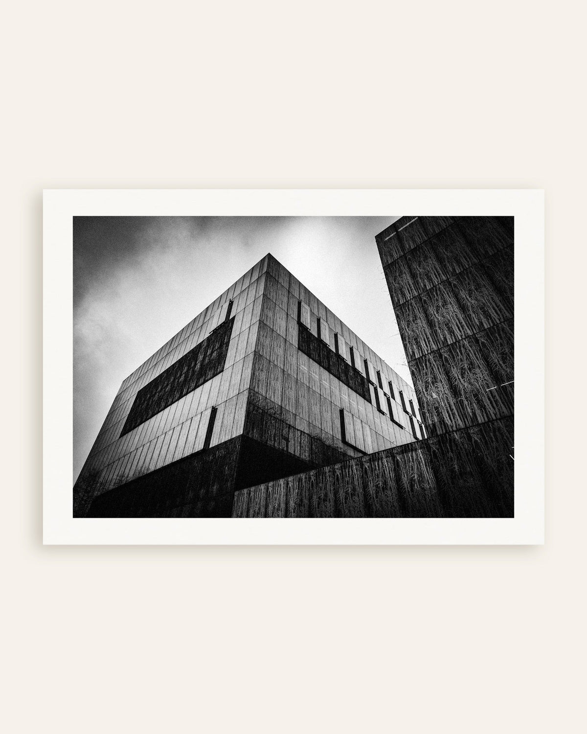Poster «Caixa de betão escuro sob as nuvens», em miniatura