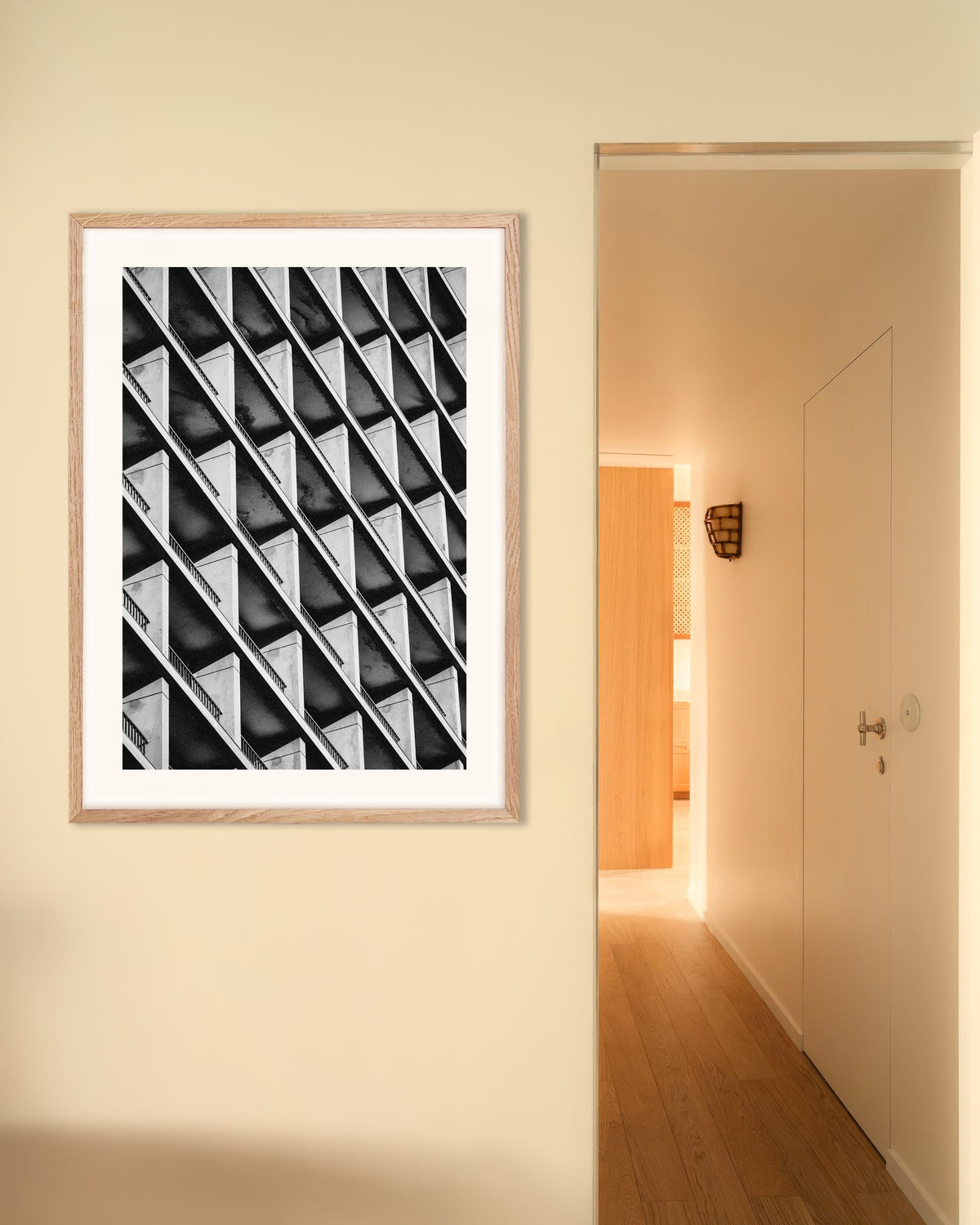 Poster «Ritmo diagonal das varandas», com moldura de madeira natural