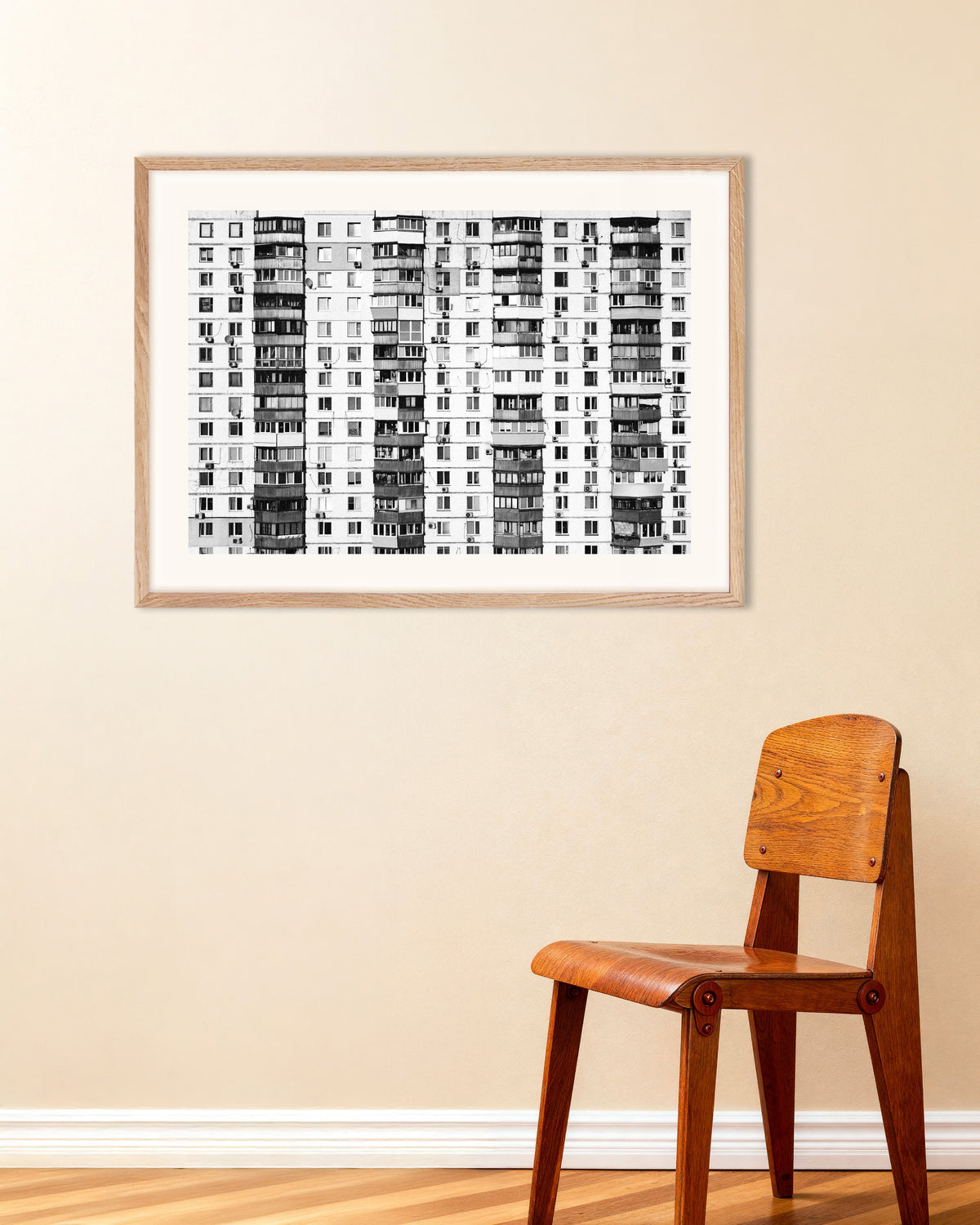 Poster «Bloco de apartamentos sem fim», com moldura de madeira natural