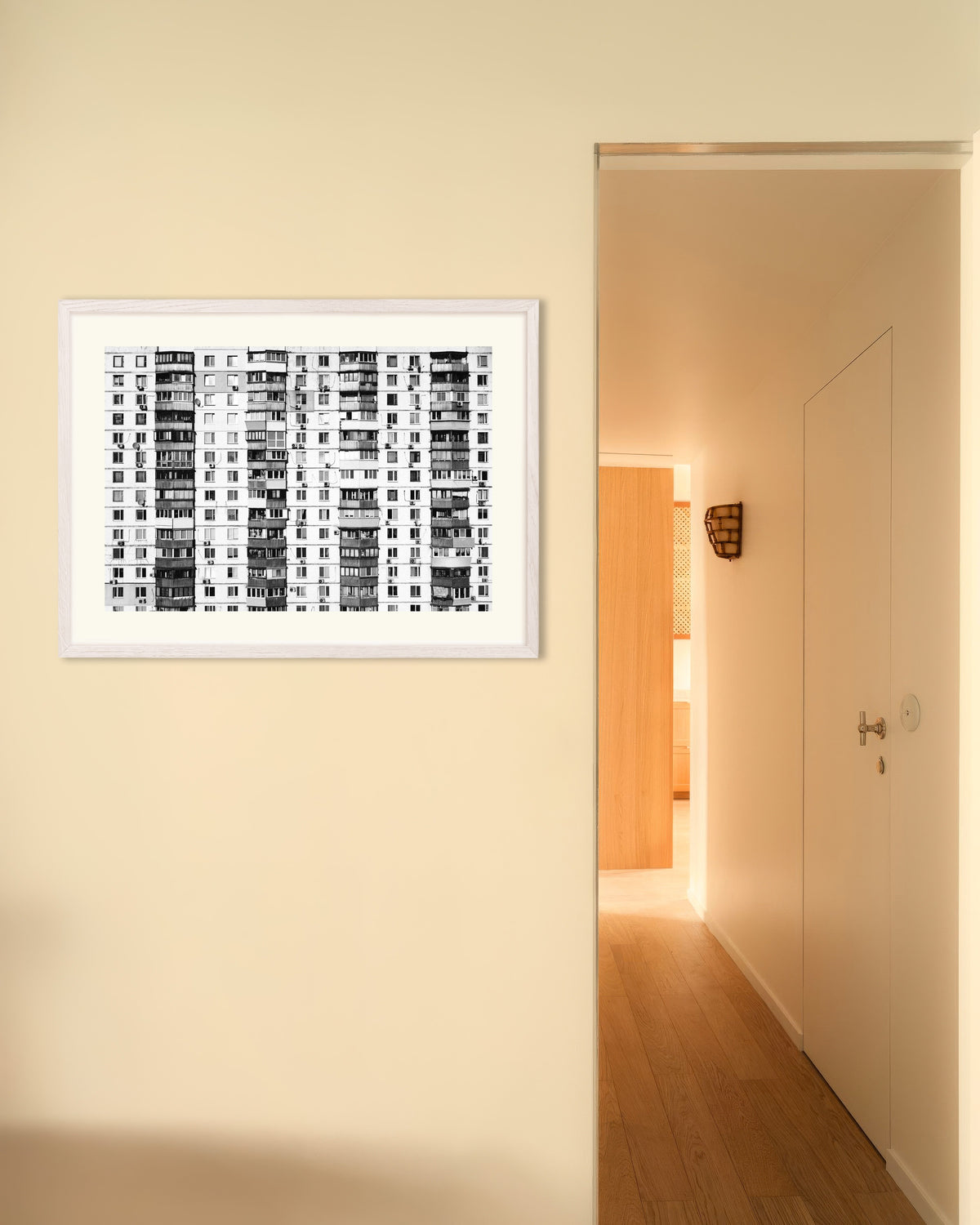 Poster «Bloco de apartamentos sem fim», com moldura de madeira branca