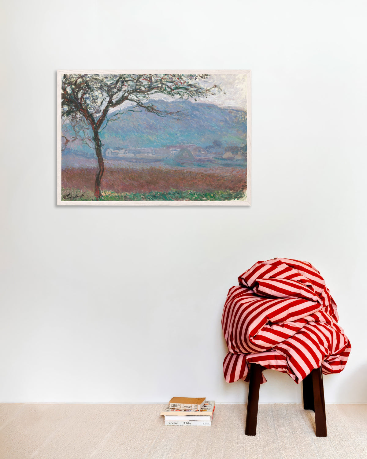Poster Campo em Giverny (1887), de Claude Monet, com moldura de madeira branca