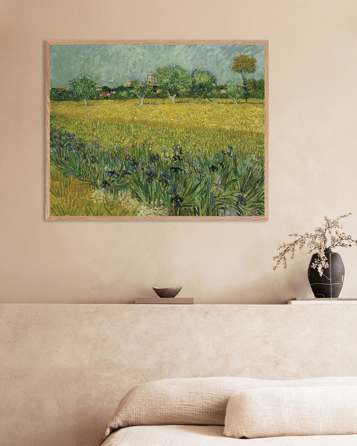 Poster de Campo com íris perto de Arles (1888), de Vincent van Gogh, com moldura de madeira natural