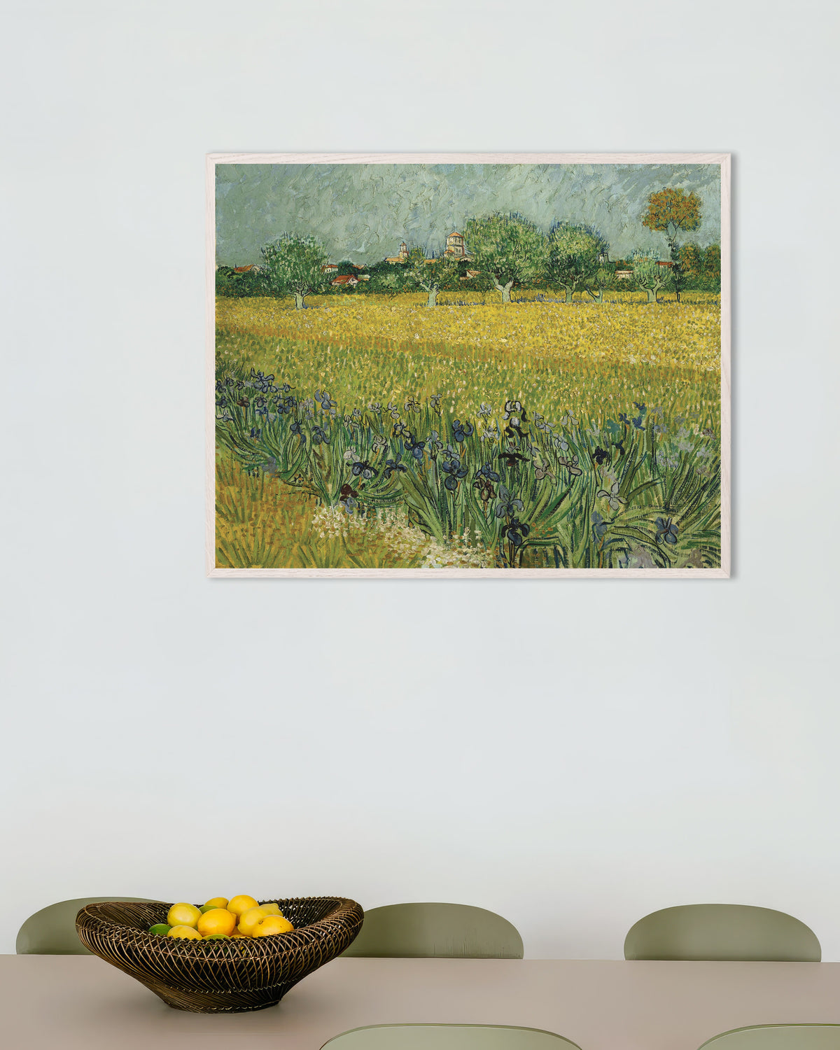 Poster de Campo com íris perto de Arles (1888), de Vincent van Gogh, com moldura de madeira branca