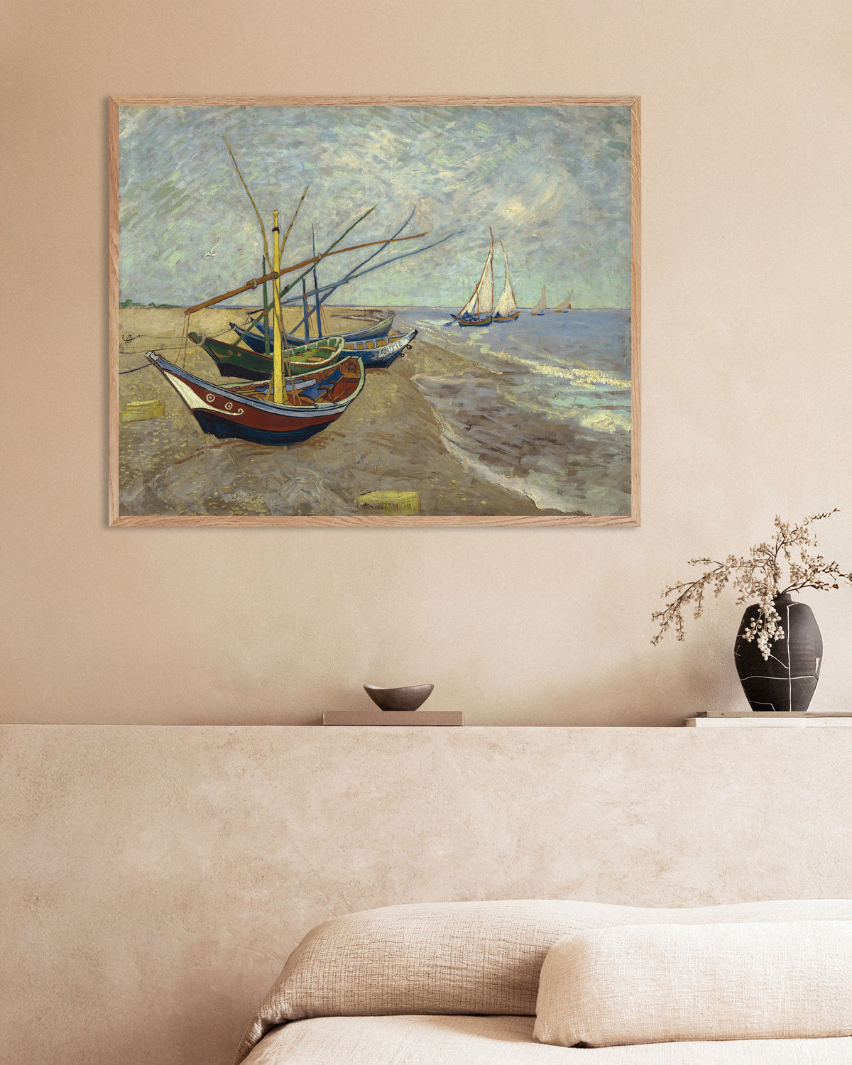 Poster de Barcos de pesca na praia de Les Saintes-Maries-de-la-Mer (1888), de Vincent van Gogh, com moldura de madeira natural