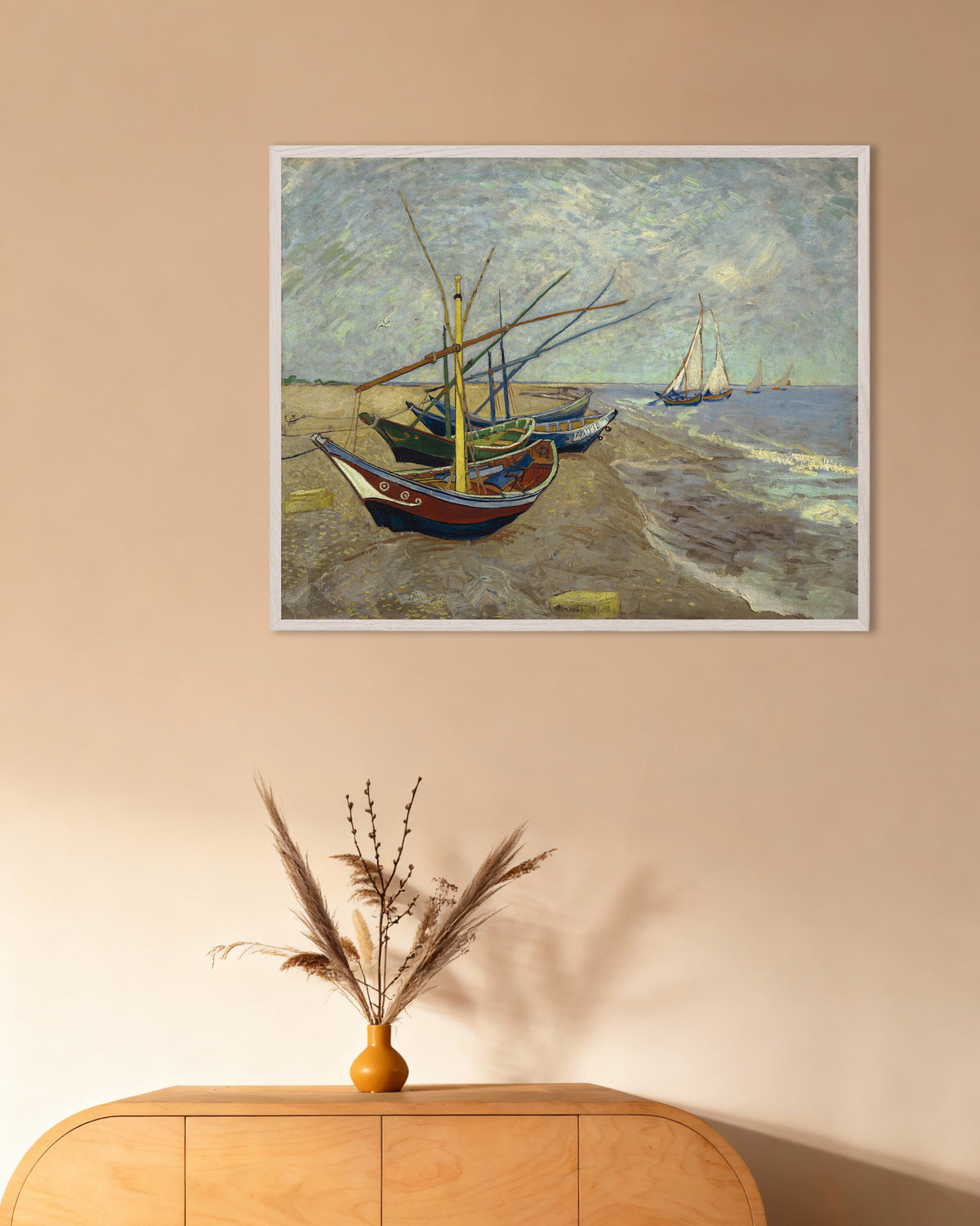 Poster de Barcos de pesca na praia de Les Saintes-Maries-de-la-Mer (1888), de Vincent van Gogh, com moldura de madeira branca
