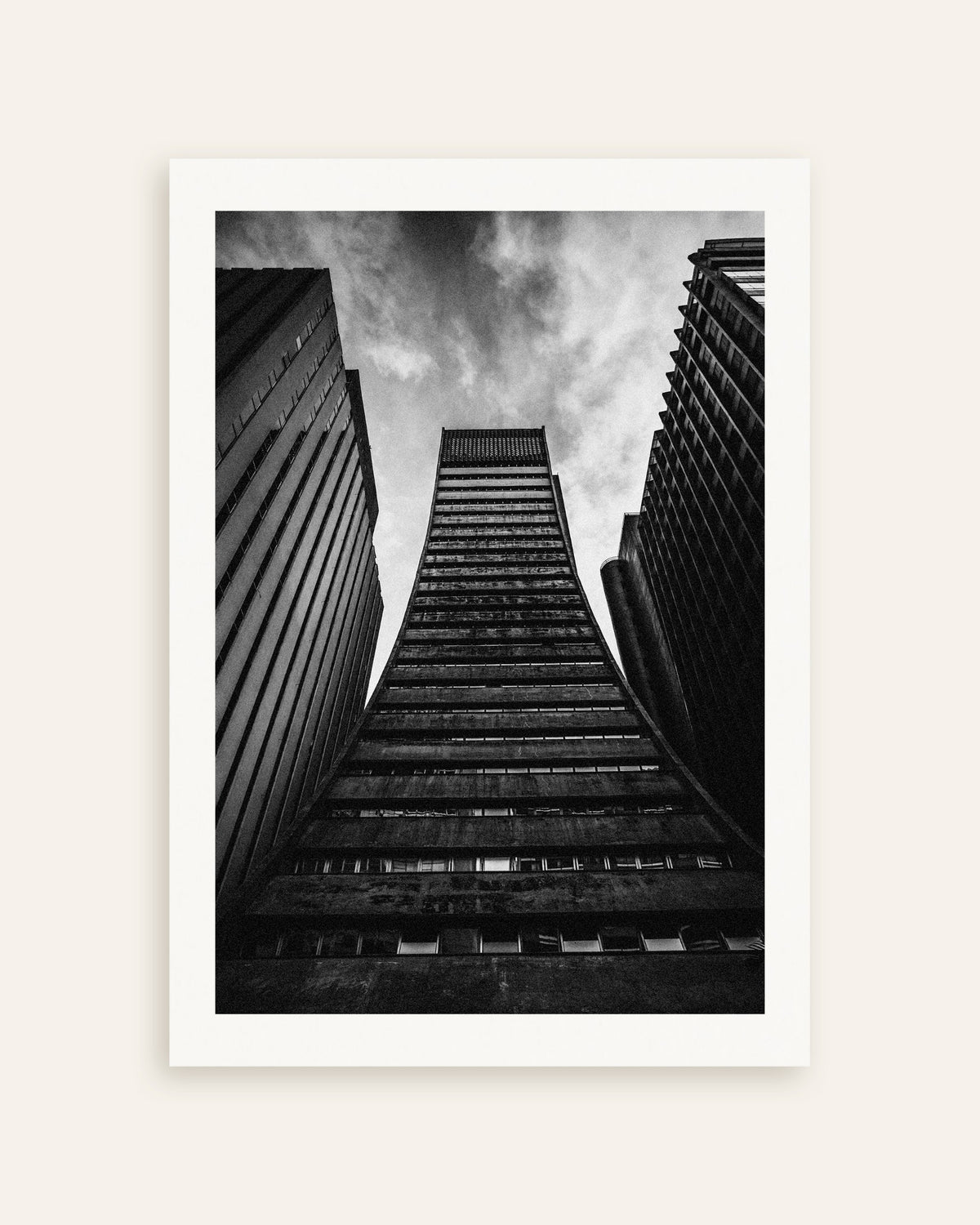 Poster «Torre alargada entre gigantes», em miniatura