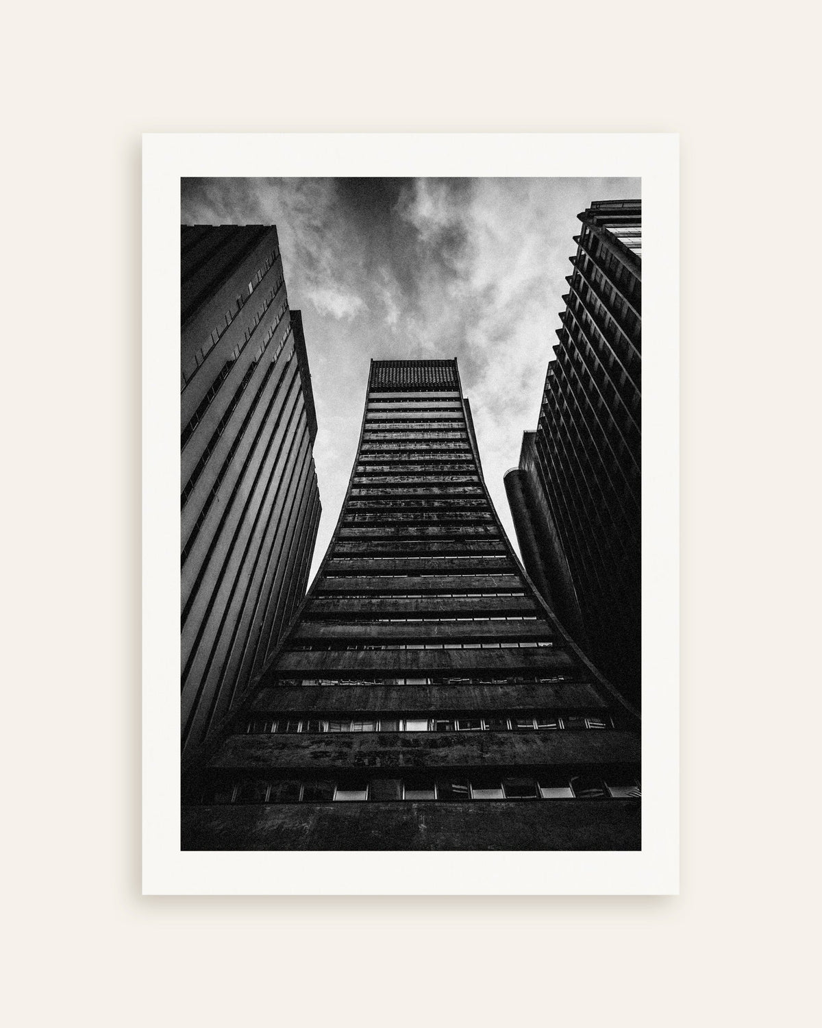 Poster «Torre alargada entre gigantes», em miniatura