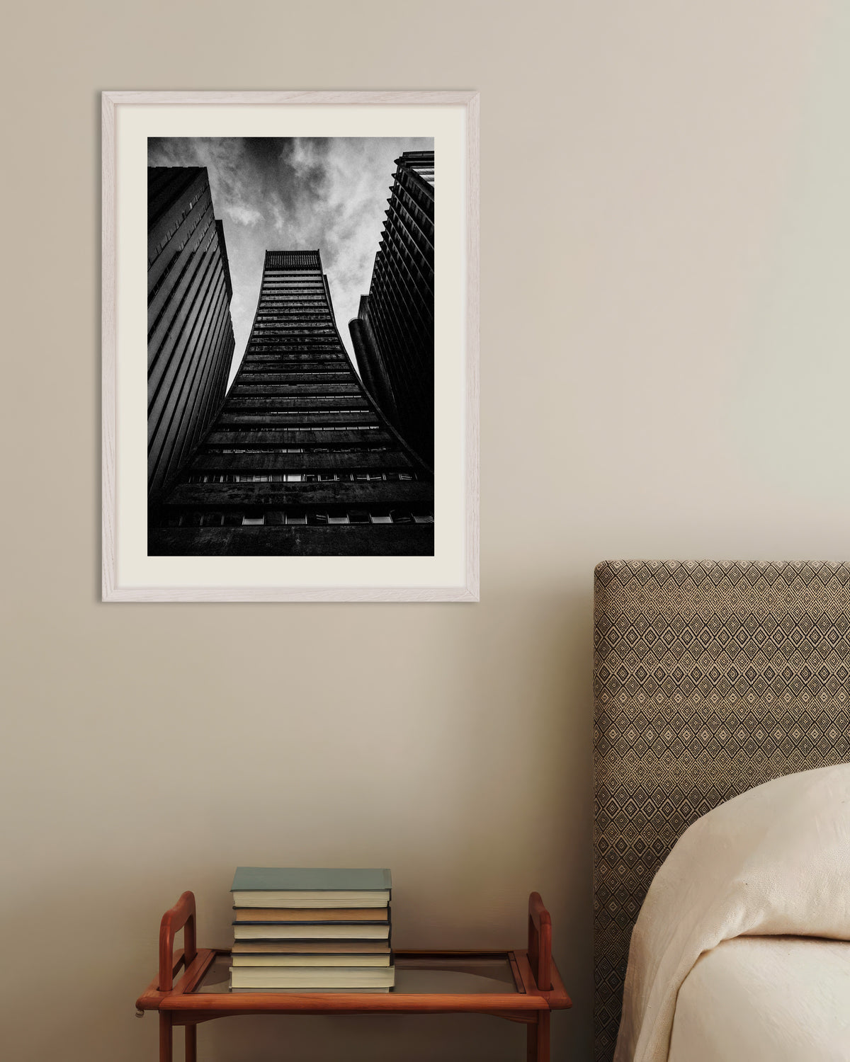 Poster «Torre alargada entre gigantes», com moldura de madeira branca