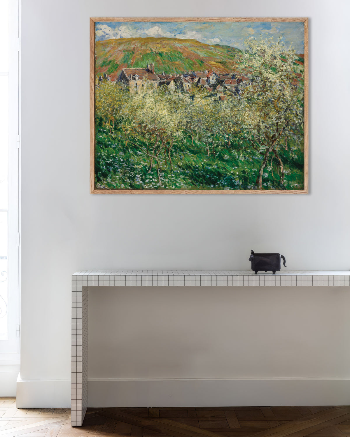 Poster Ameixoeiras em Flor (1879), de Claude Monet, com moldura de madeira natural