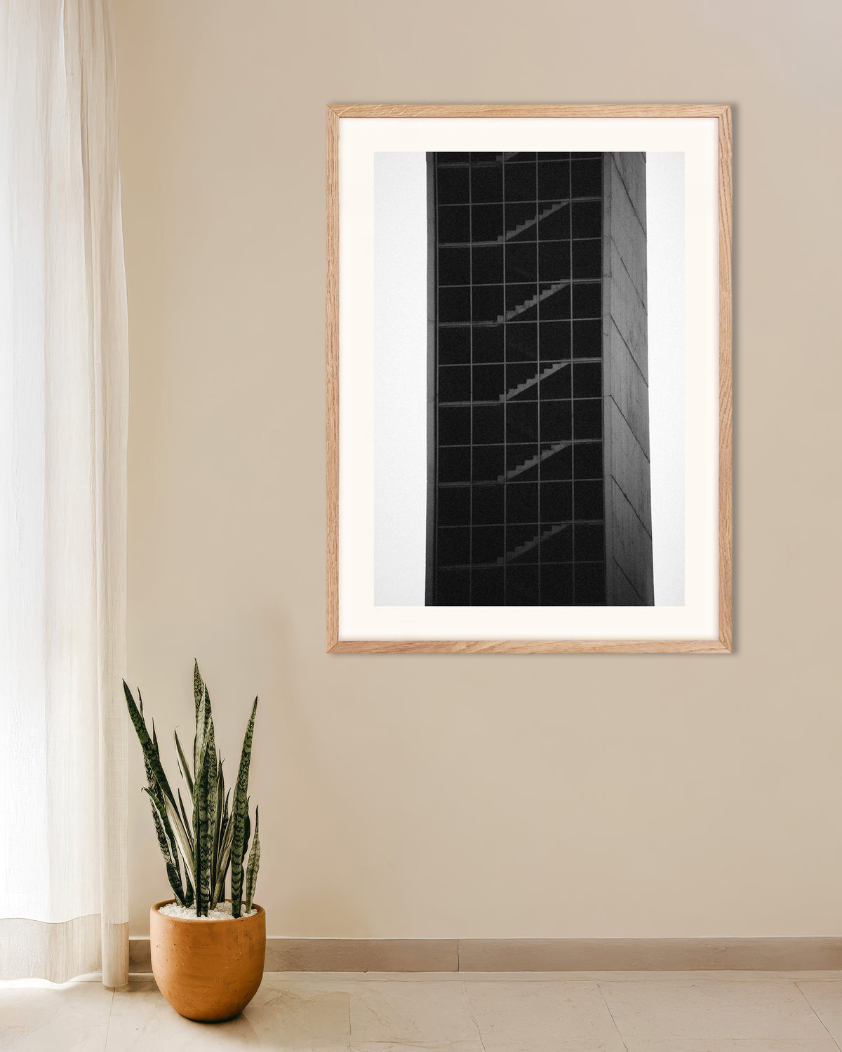 Poster «Torre de escadas de vidro», com moldura de madeira natural