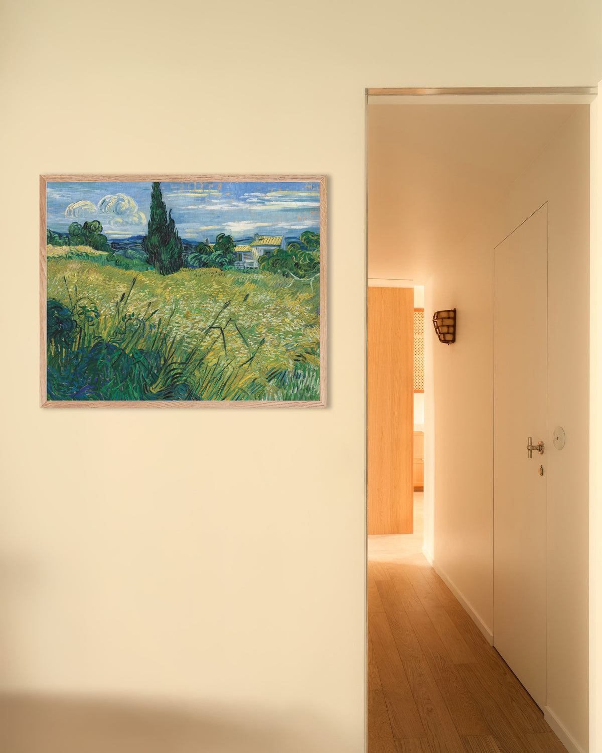 Poster de Campo de Trigo Verde com Cipreste (1889), de Vincent van Gogh, com moldura de madeira natural