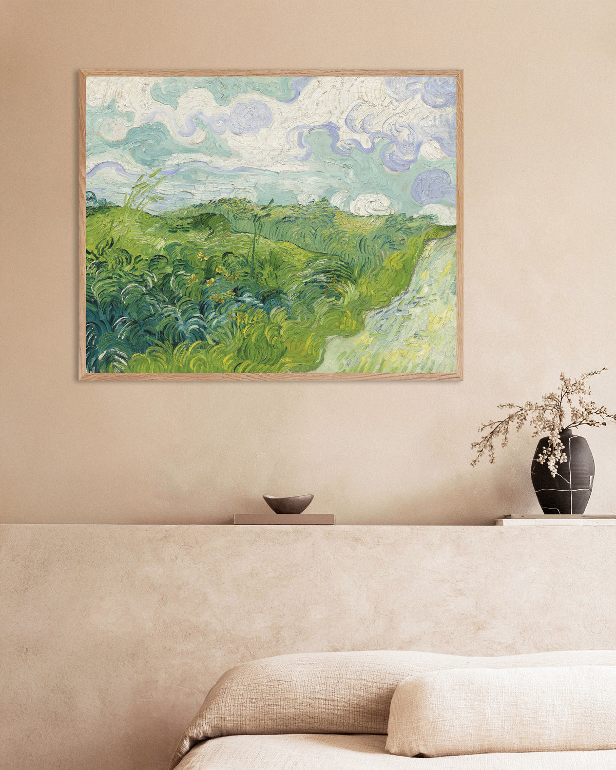 Poster de Campos de trigo verde, Auvers (1890), de Vincent van Gogh, com moldura de madeira natural