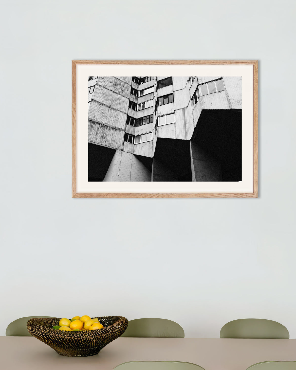 Poster «Bloco habitacional sobre pilares de betão», com moldura de madeira natural