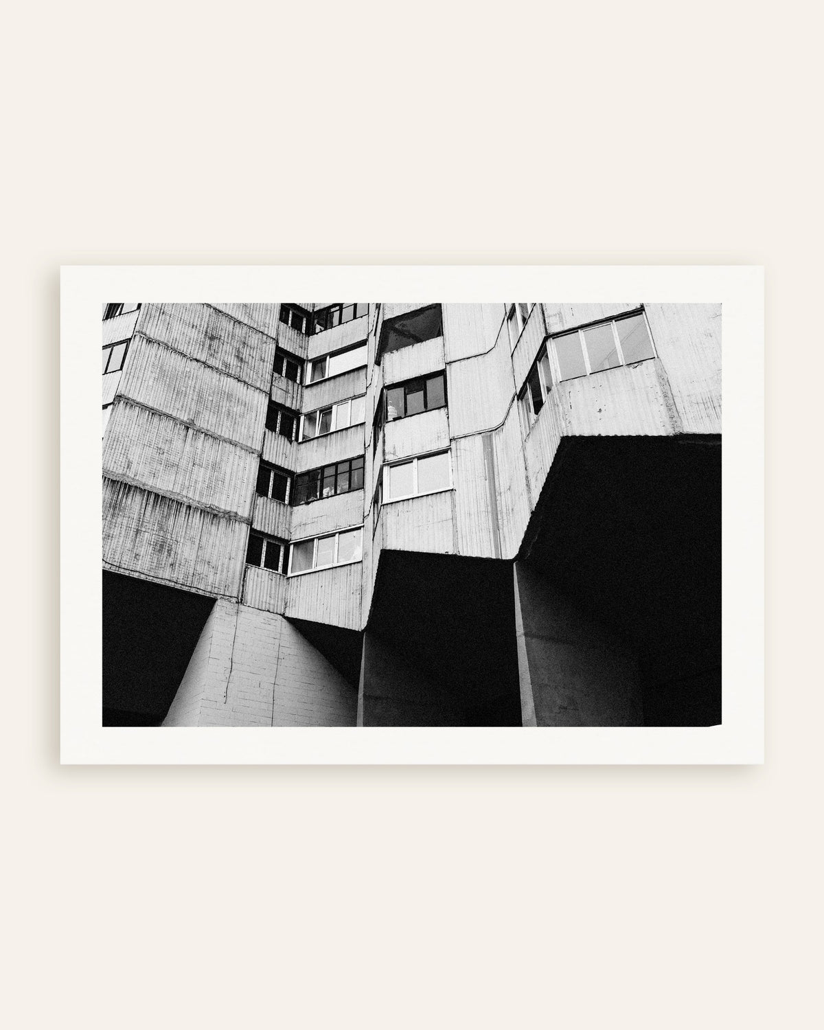 Poster «Bloco habitacional sobre pilares de betão», em miniatura