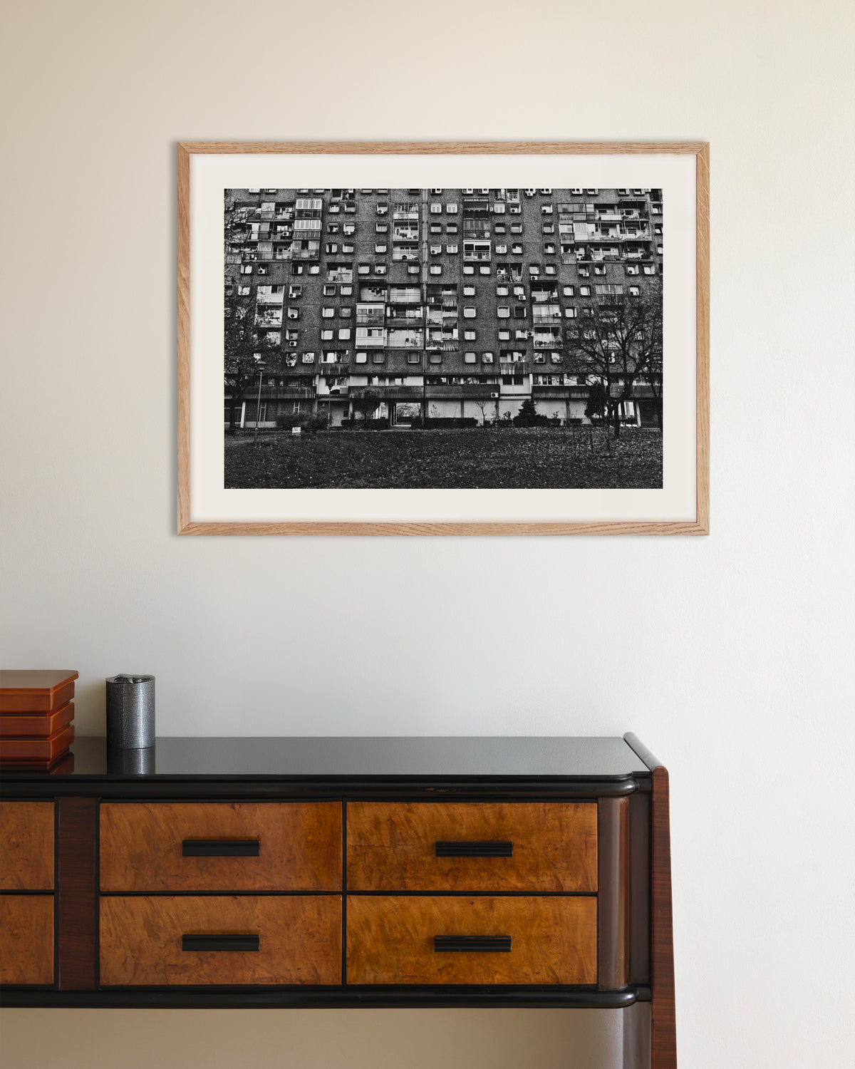 Poster «Conjunto habitacional no outono», com moldura de madeira natural