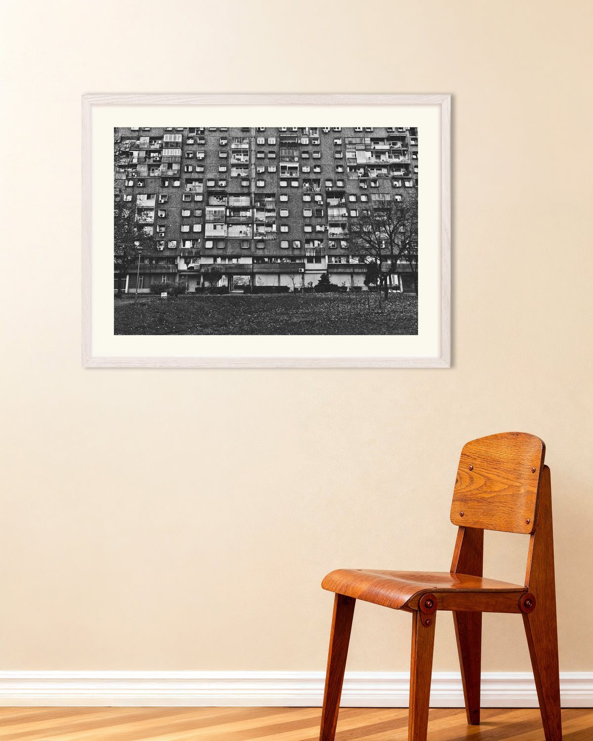 Poster «Conjunto habitacional no outono», com moldura de madeira branca