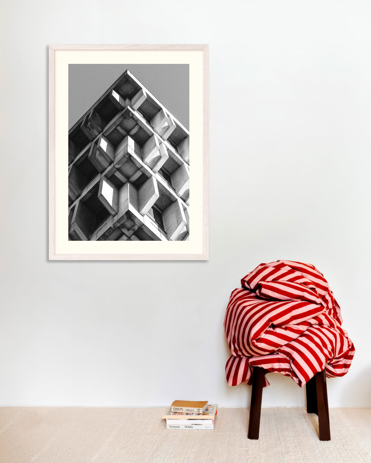 Poster «Pirâmide Invertida de Blocos de Betão», com moldura de madeira branca
