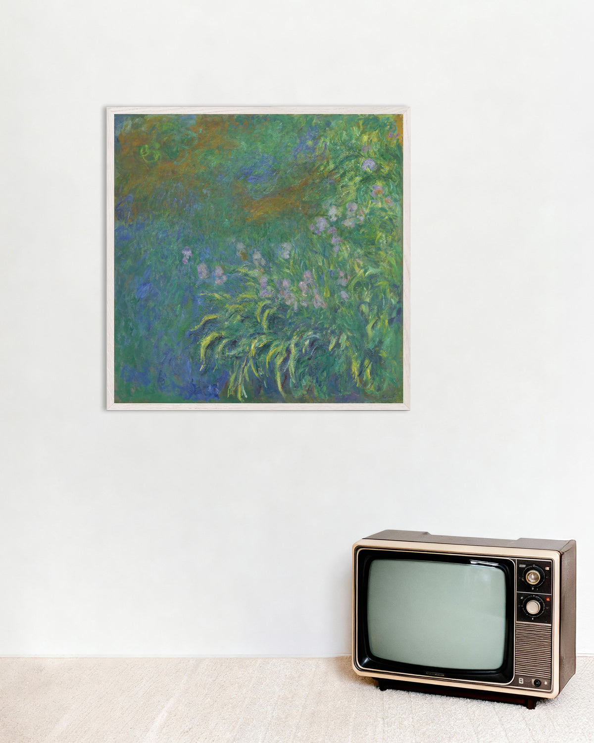 Poster Íris (1914–1917), de Claude Monet, com moldura de madeira branca