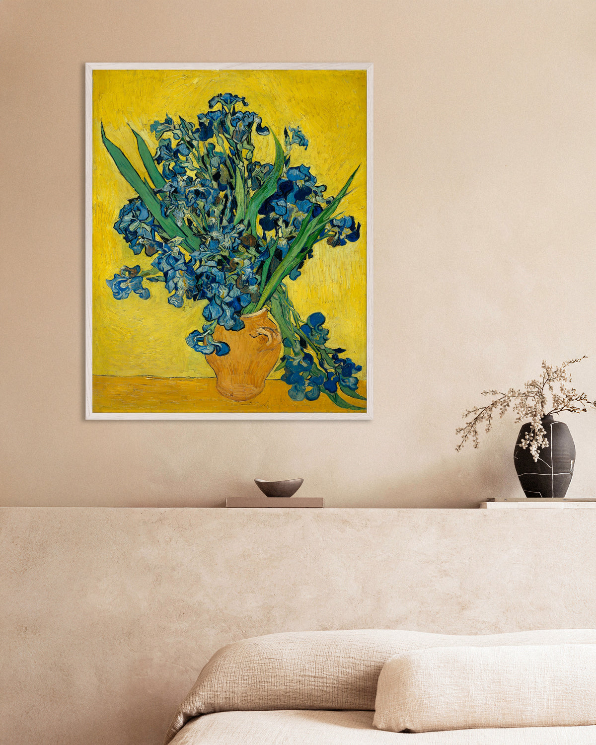 Poster de Íris numa jarra (1890), de Vincent van Gogh, com moldura de madeira branca