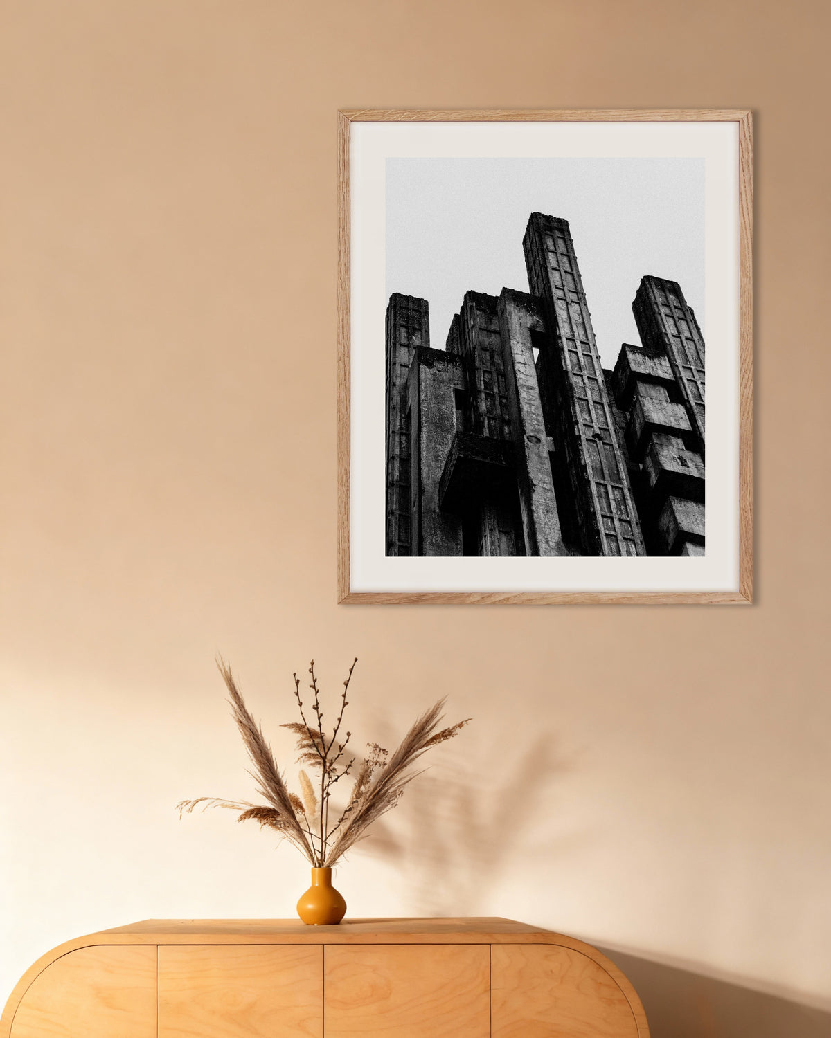 Poster «Torres de betão angulosas», com moldura de madeira natural