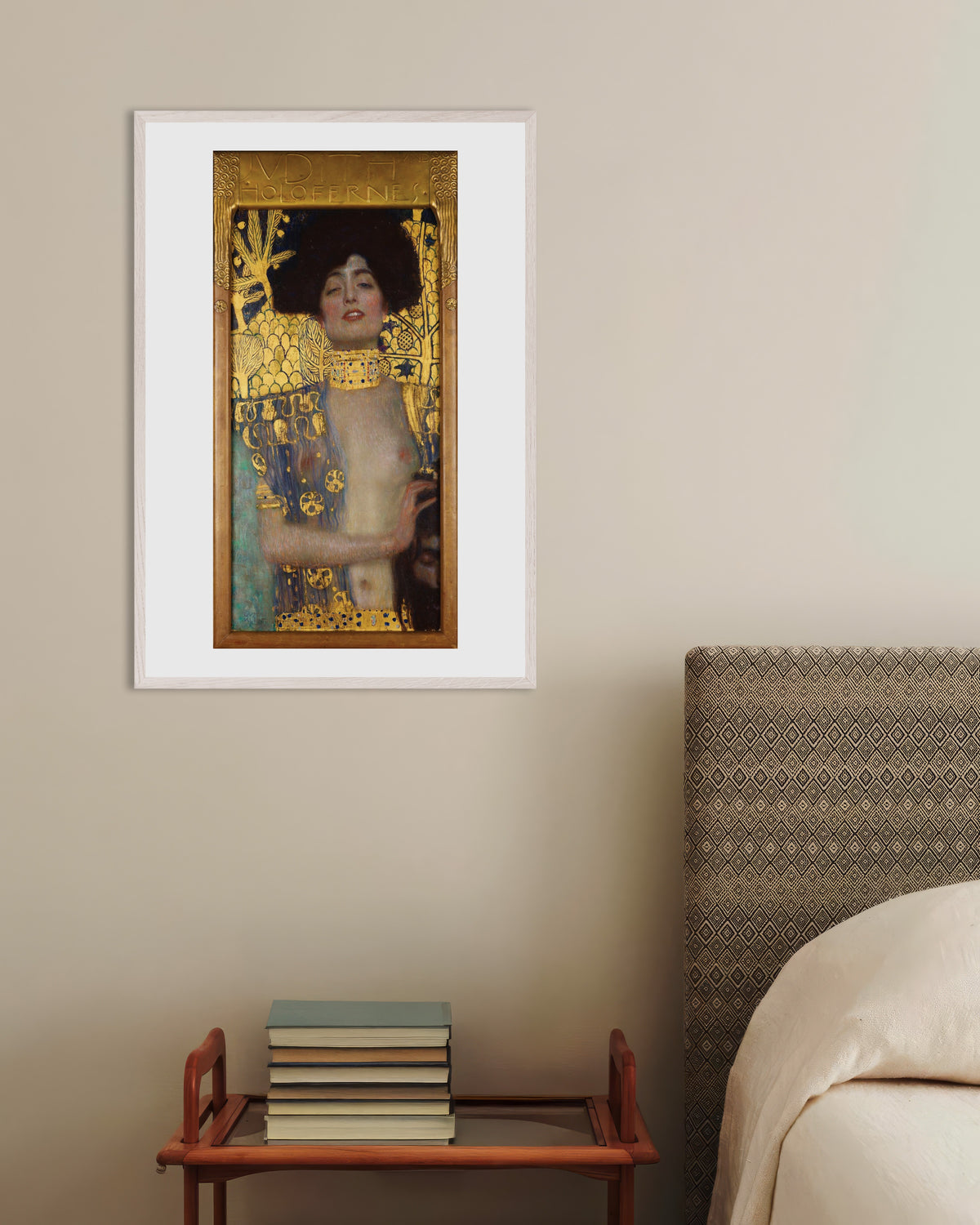 Poster Judite I (1901), de Gustav Klimt, com moldura de madeira branca
