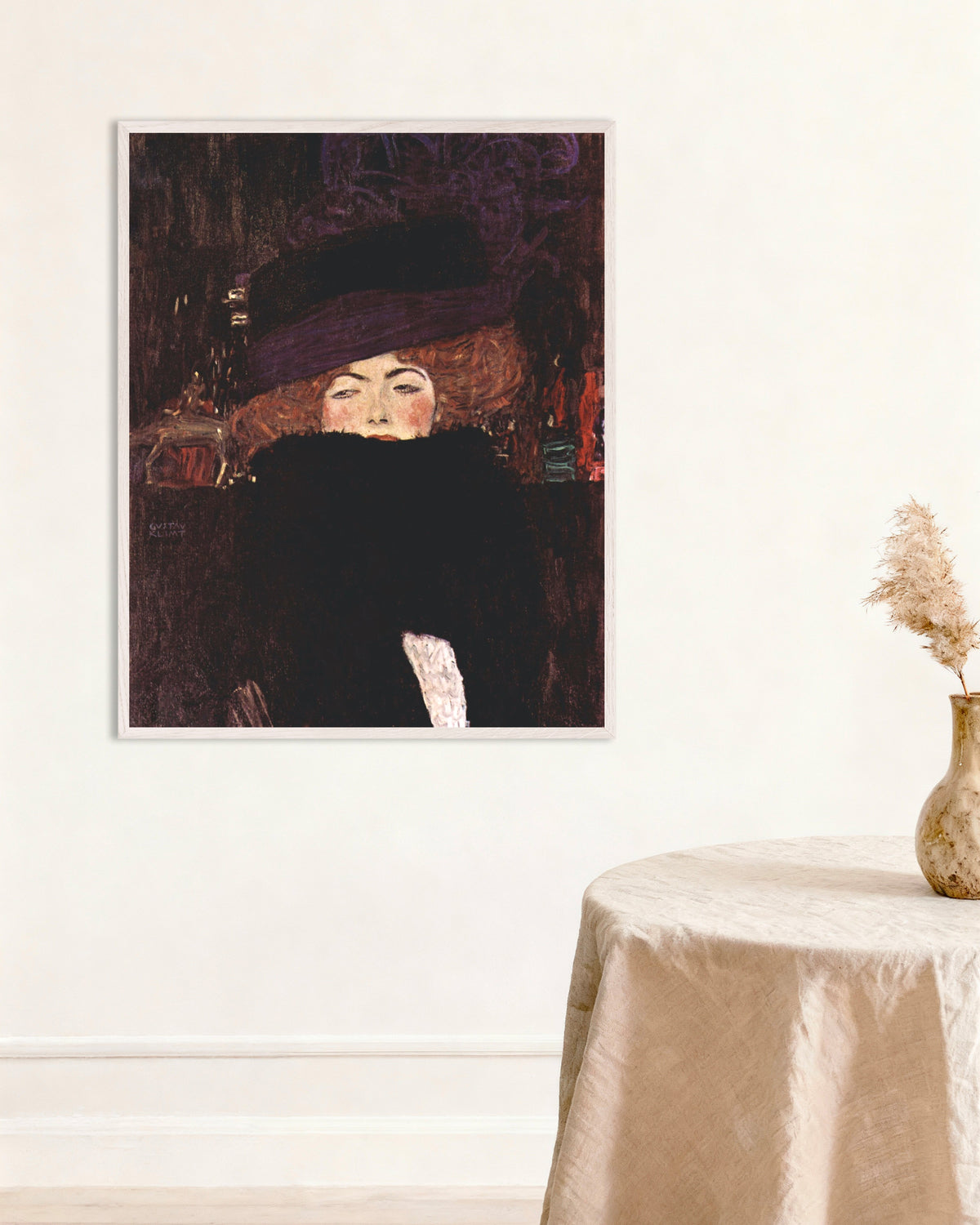 Poster de Senhora com chapéu e boá de plumas (1909), de Gustav Klimt, com moldura de madeira branca